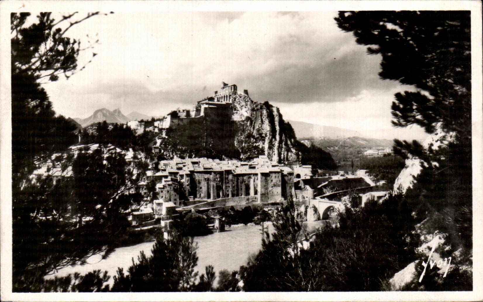 CPA Sisteron (Bses Alpes) La Durance et la citadelle