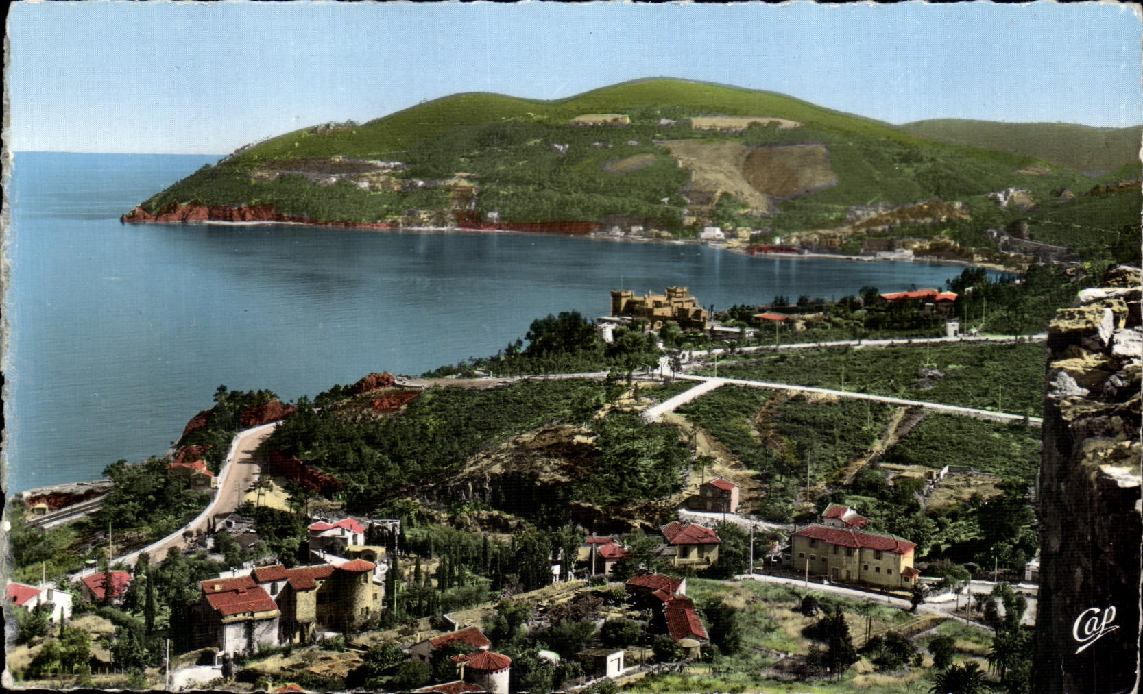 CPSM La Napoule Vue sur le Chateau d Agecroft et la baie de Theoule