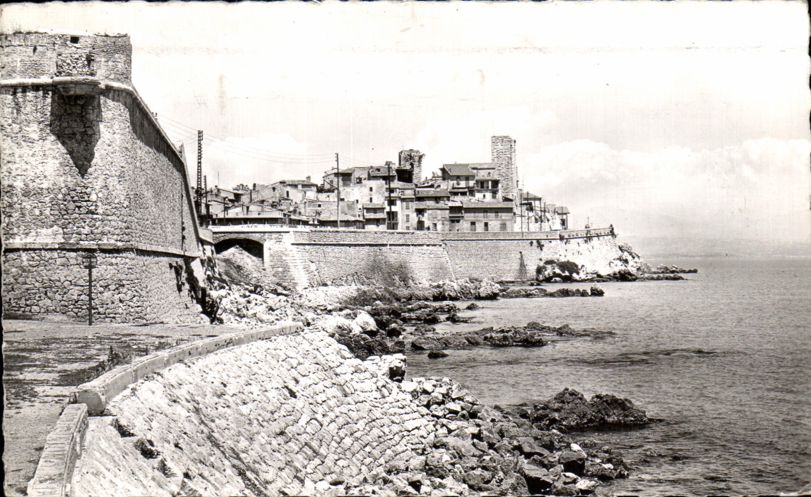 CPA Antibes La vielle ville et les remparts