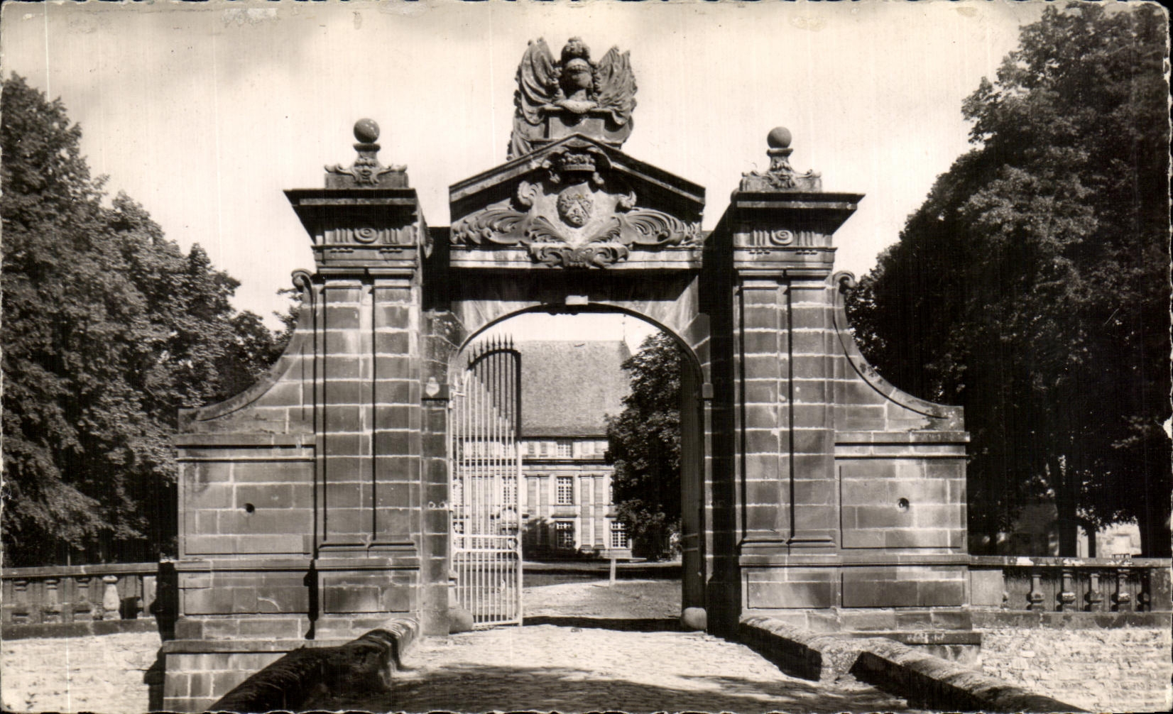 CPA Surroundings of Vichy and Chatel Guyon Castle Effiat construct in by the Marshal Effiat father Five Mars old