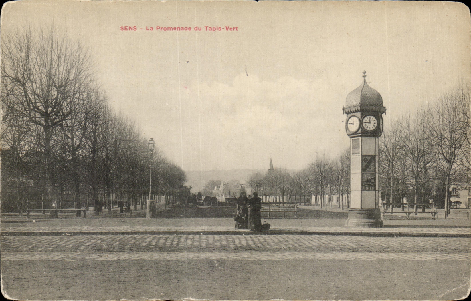CPA Sens La Promenace du Tapis Vert Horloge