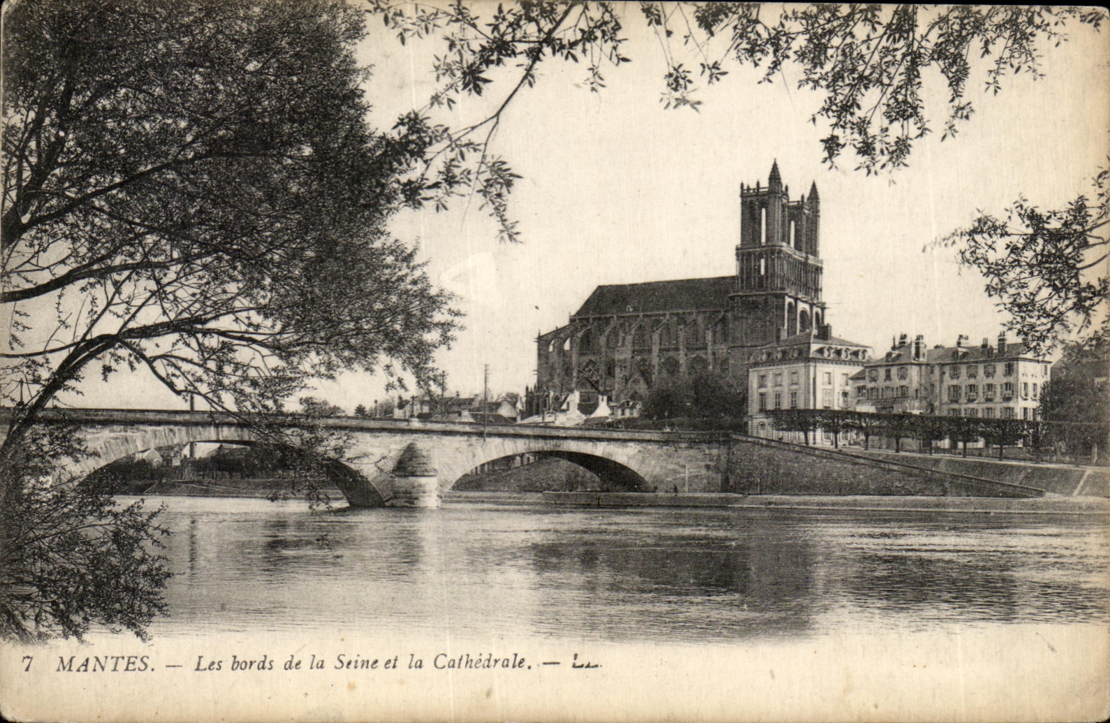 CPA Mantes edges of the Seine and the Cathedral