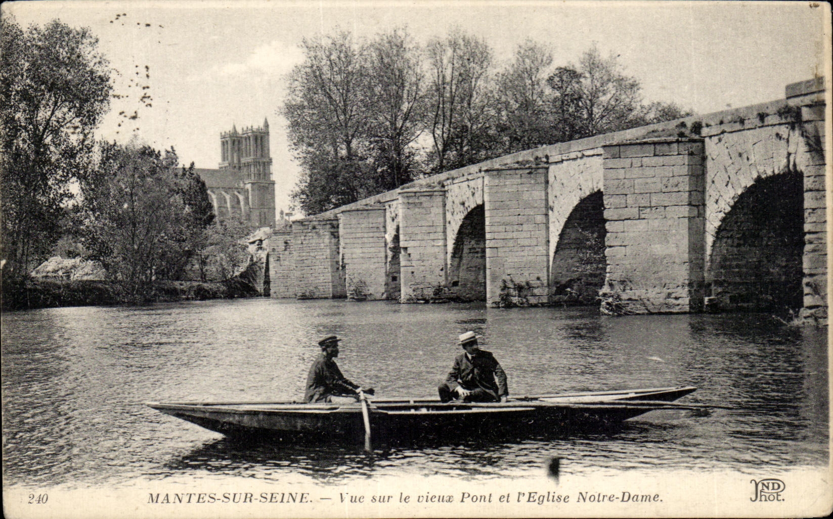 CPA Mantes On the Seine Seen on the old Bridge and I Notre Dame Church
