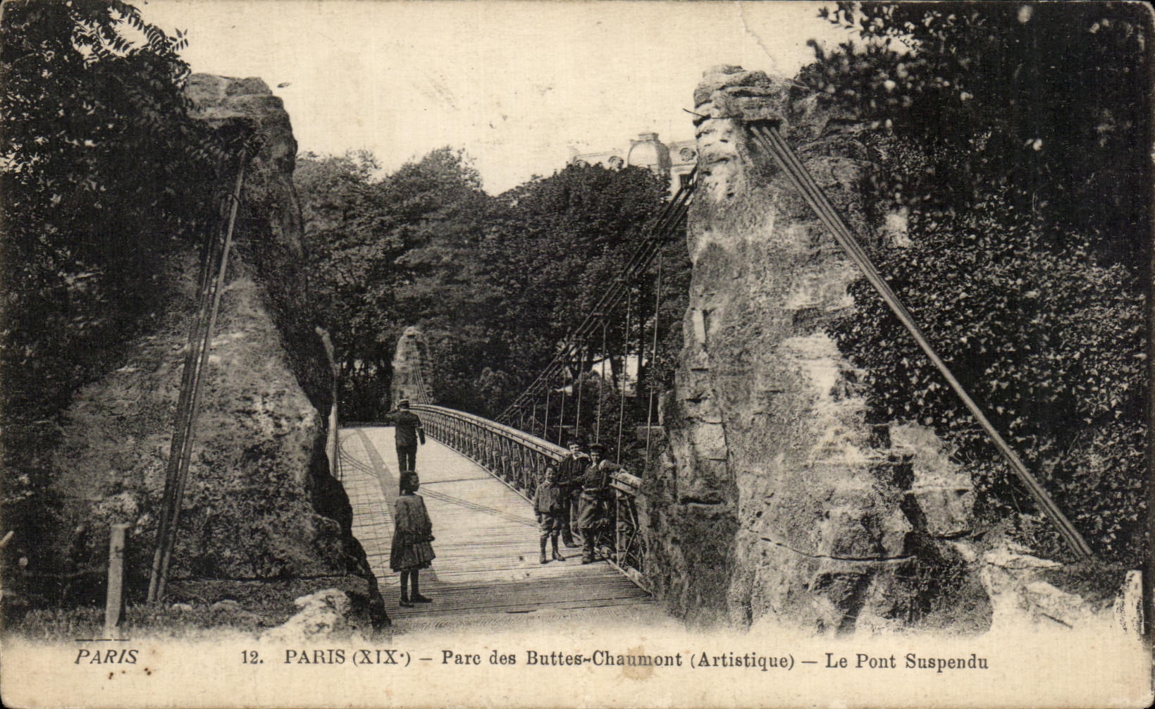 CPA Paris Park of the Chaumont Hillocks (Artistic) the Suspended bridge Children