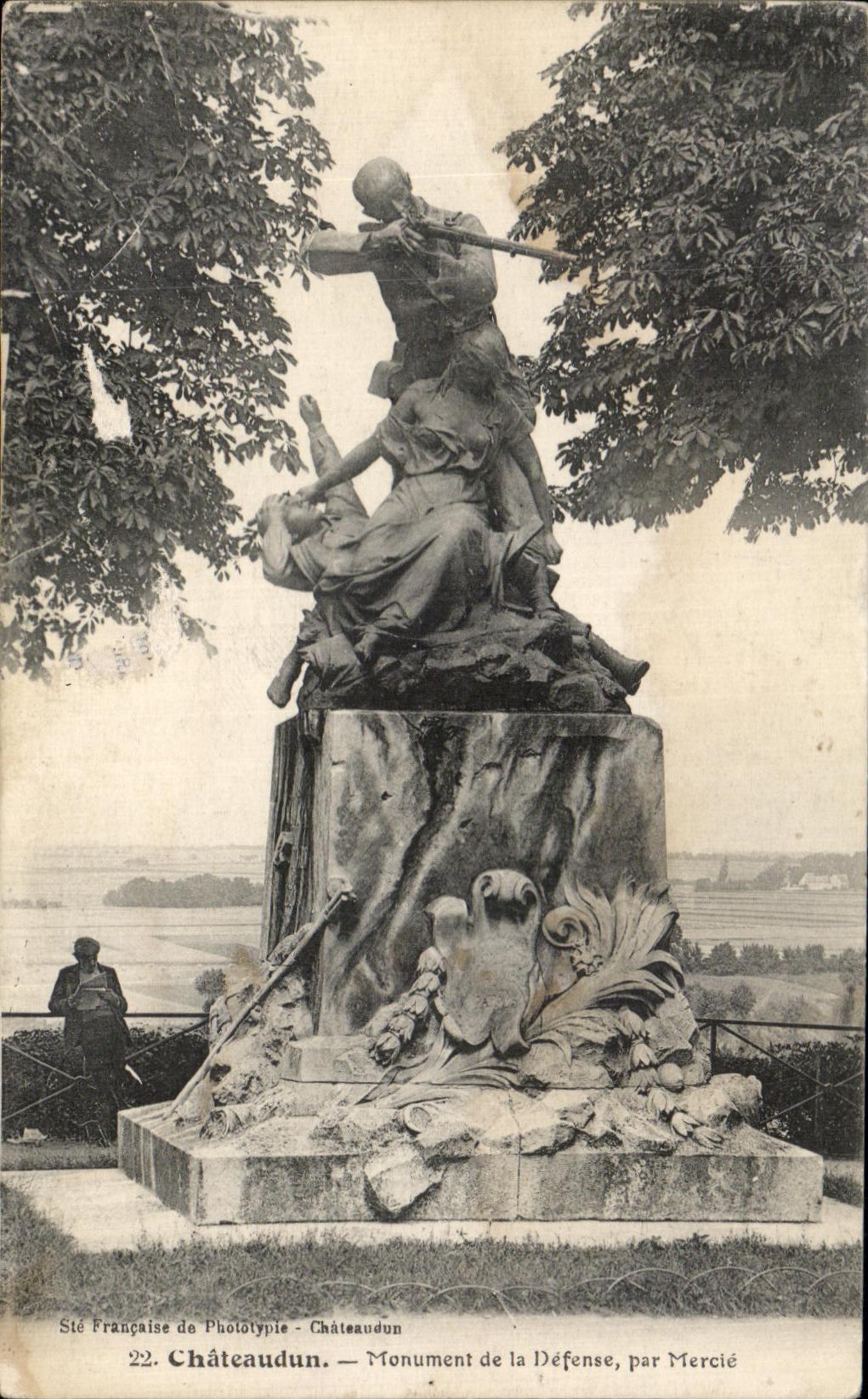 CPA Chateaudun Monument de la Defense par Mercie Militaria