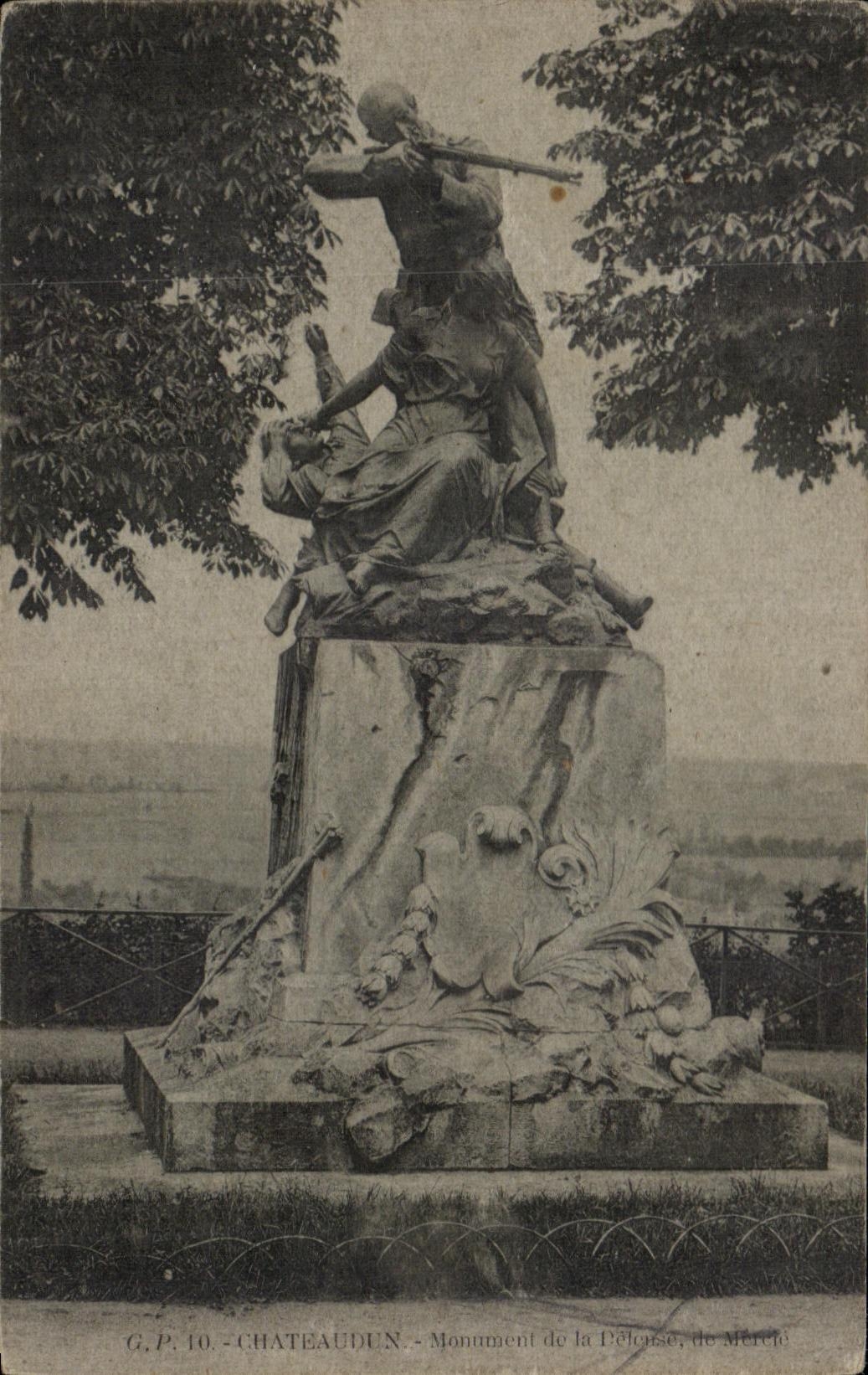 CPA Chateaudun Monument de la Defense par Mercie petit pli en coin sinon TB