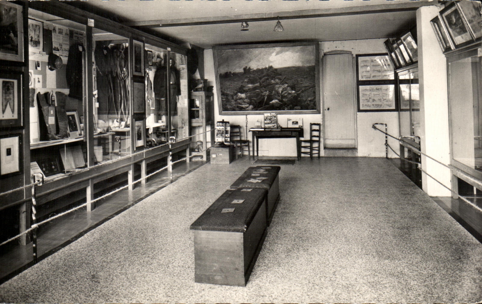 CPA Loigny La Bataille Musee Vitrines de Sonis des Zouaves de Charette