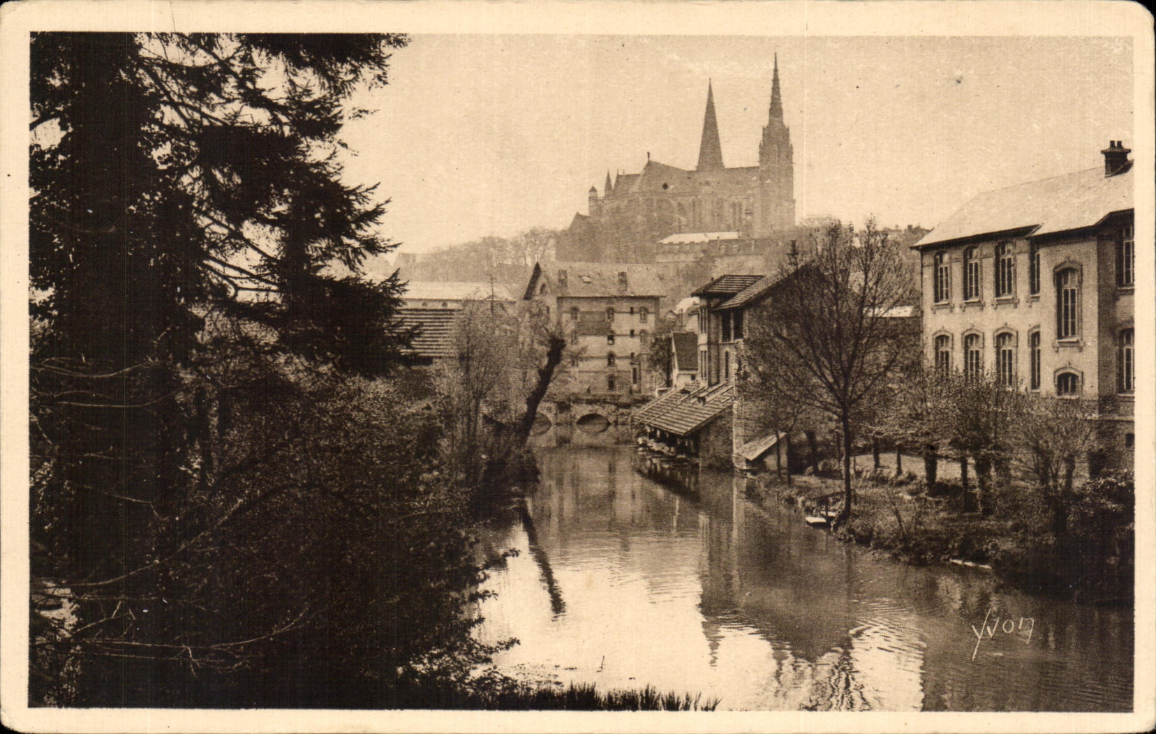 CPA Chartres the Eure and the Cathedral