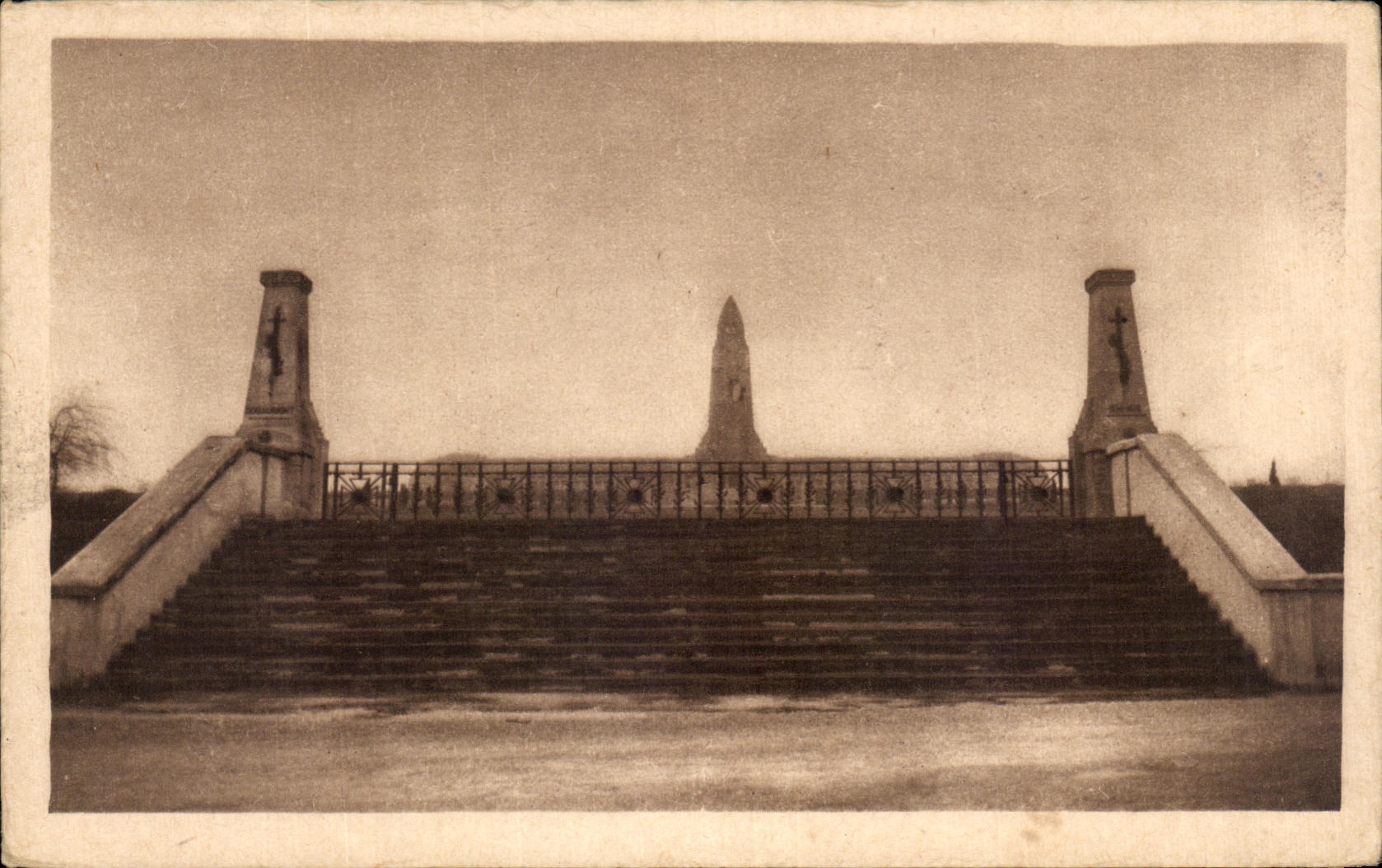 CPA The Entry off the National Cemetery off Douaumont