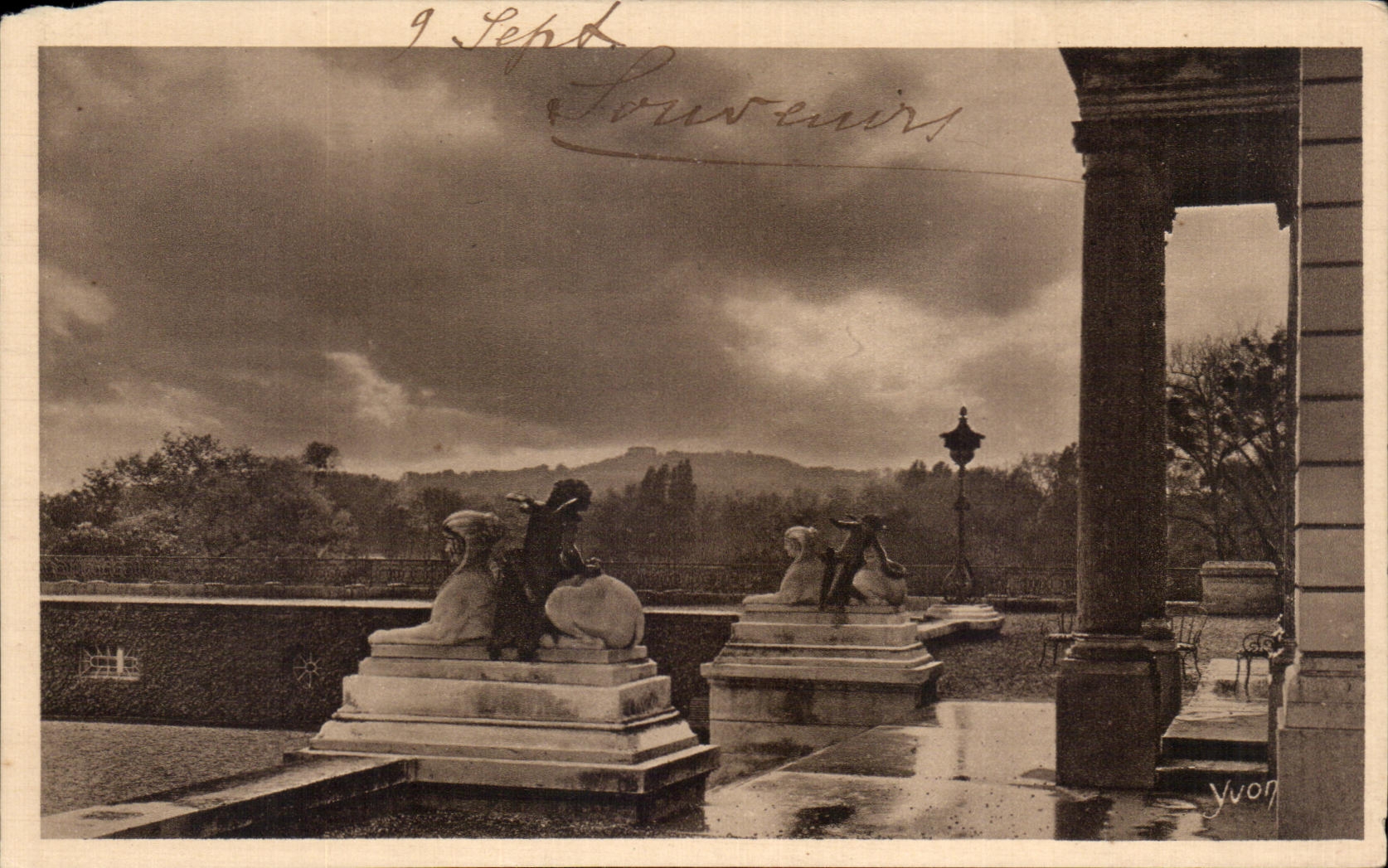 CPA Paris Motifs decorant l Entree du Chateau de Bagatelle