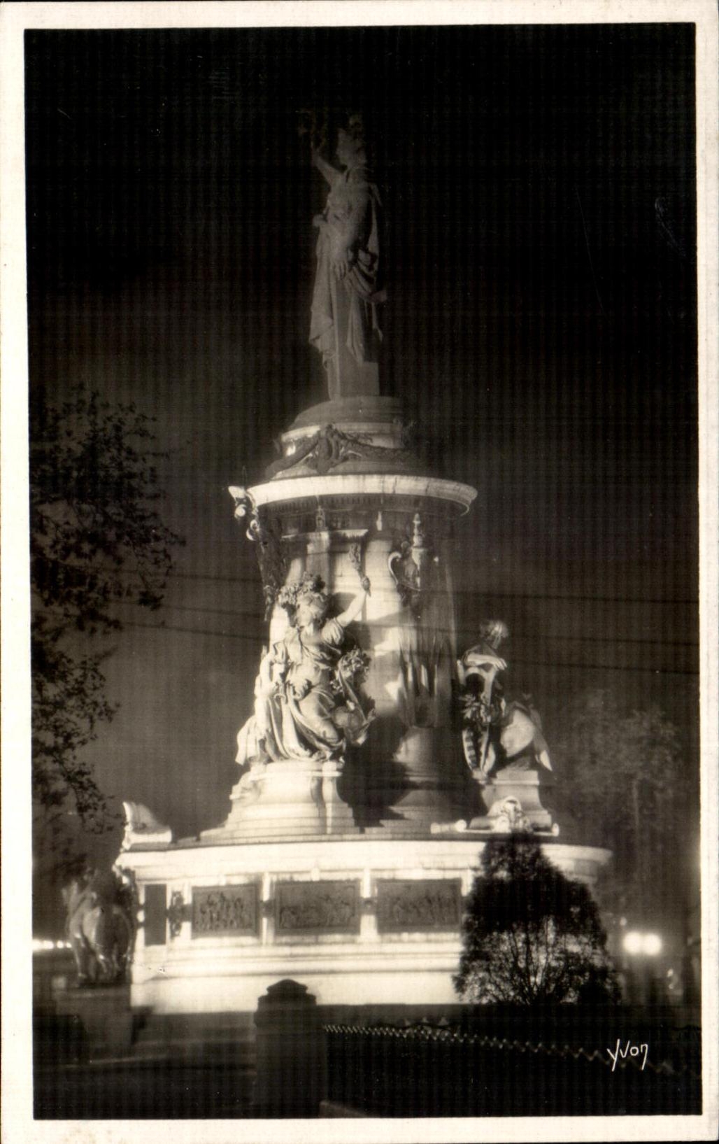 CPA Paris Ia Satue de la Repubique illuminee