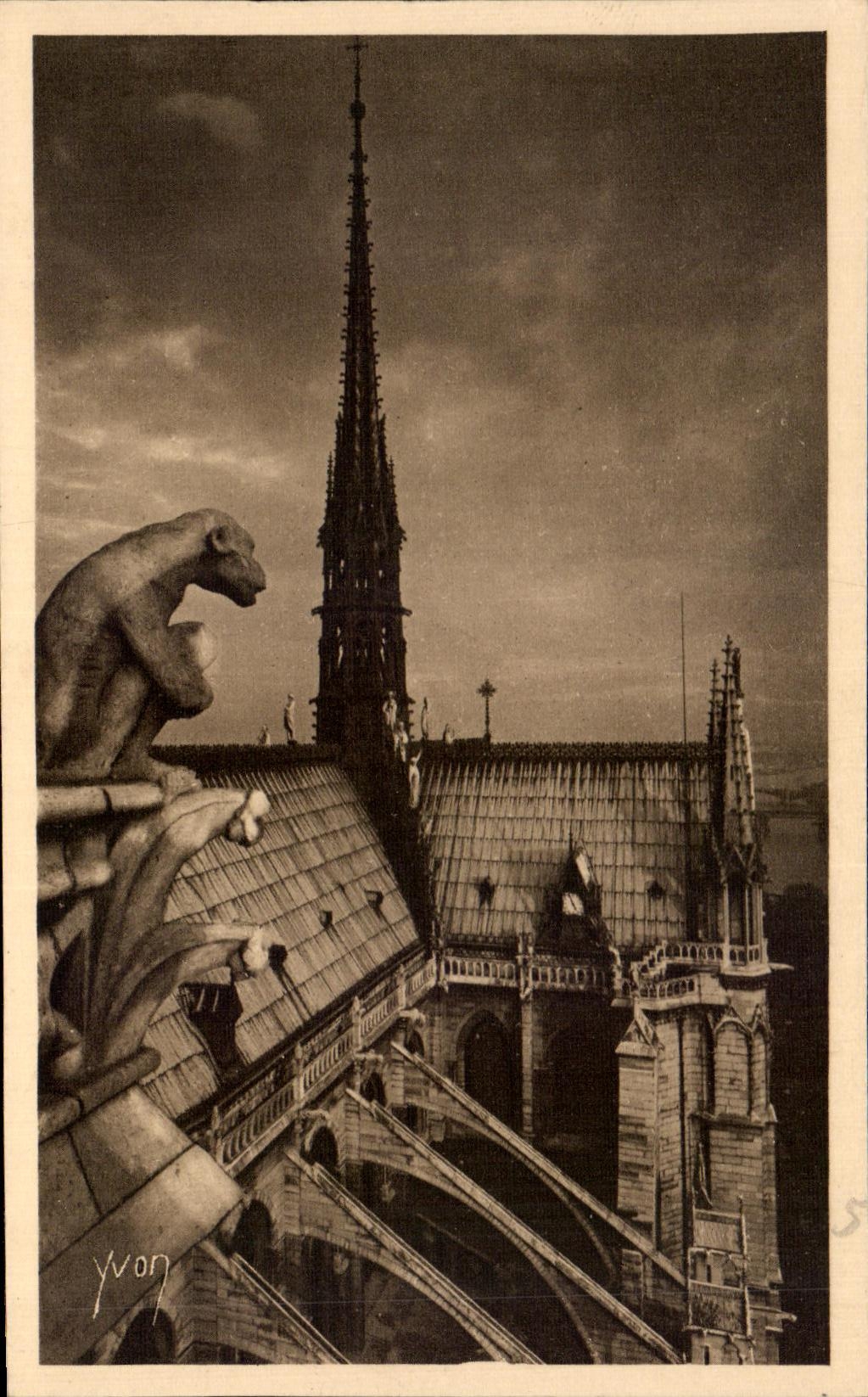 CPA Paris Notre Dame de Paris Detail of the Bedside