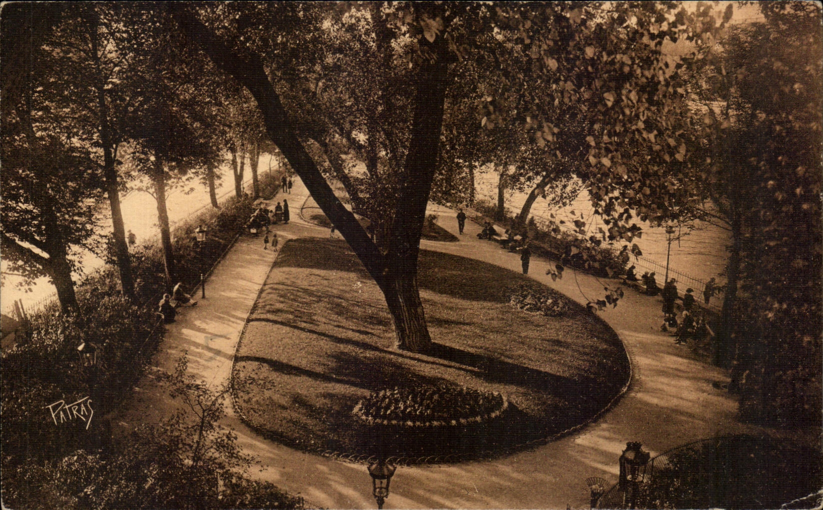 CPA Paris Public garden of the Gallant Green