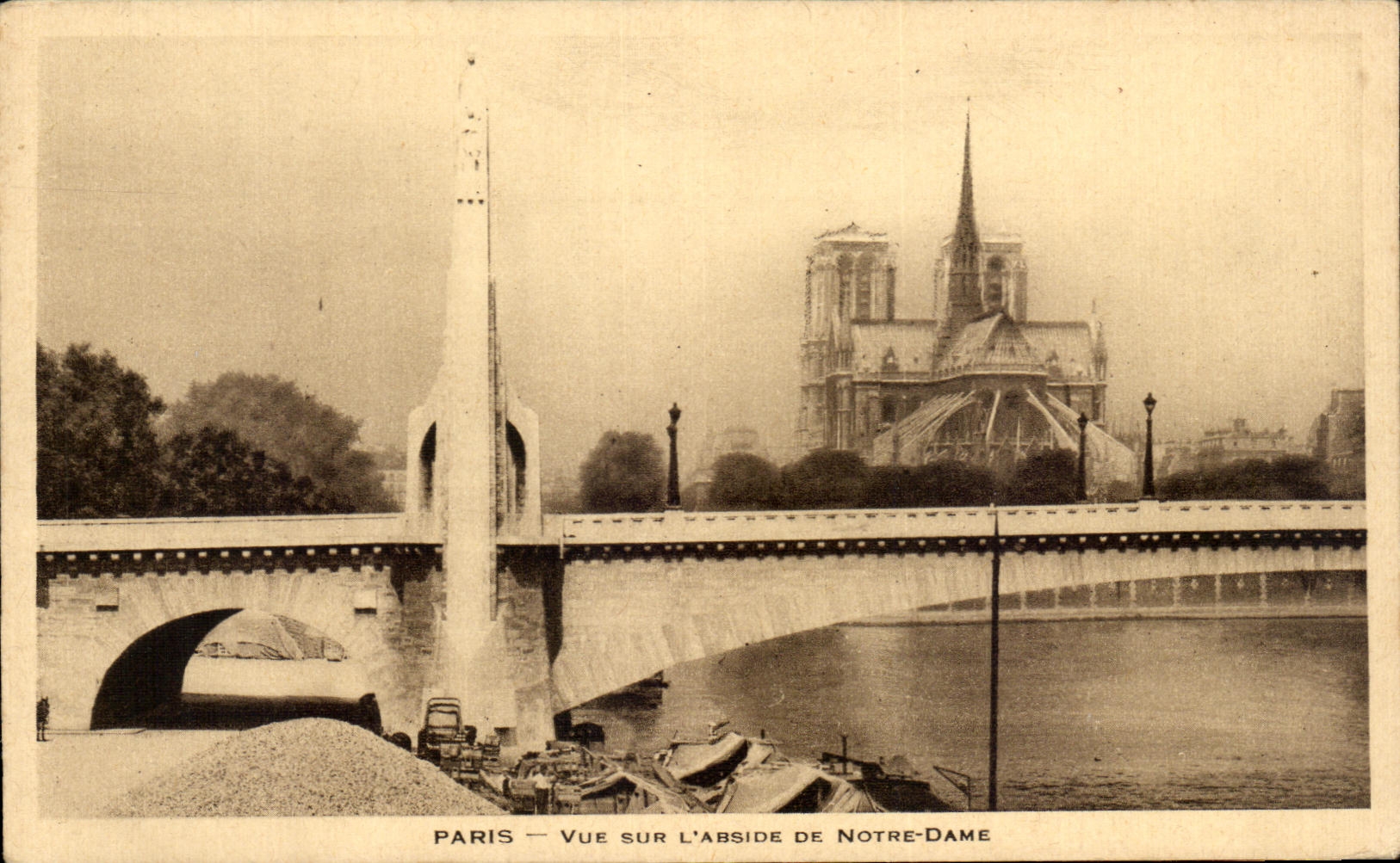 CPA Paris Seen On Apse of Notre Dame