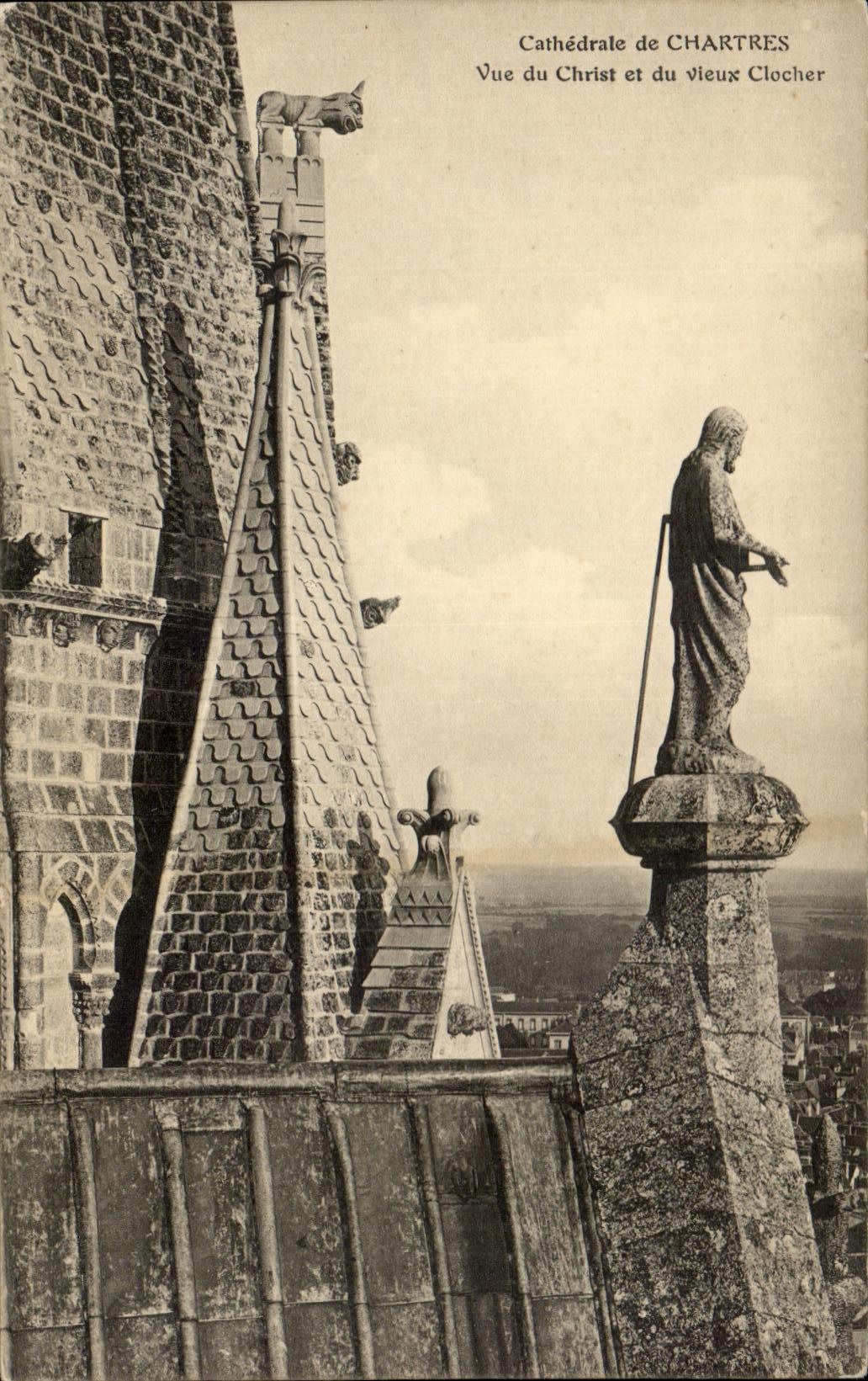 CPA Cathedrale de Chartres Vue du Christ et du Vieux Clocher