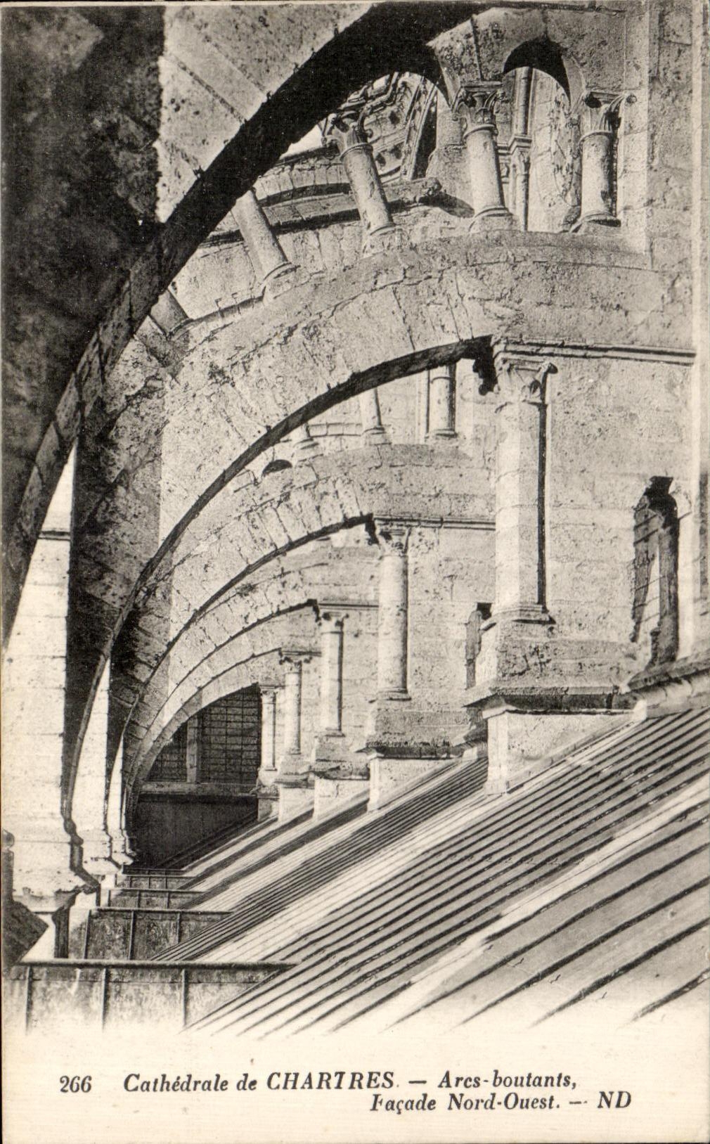 CPA Cathedrale de Chartres Arecs boutants Facade Nord Quest