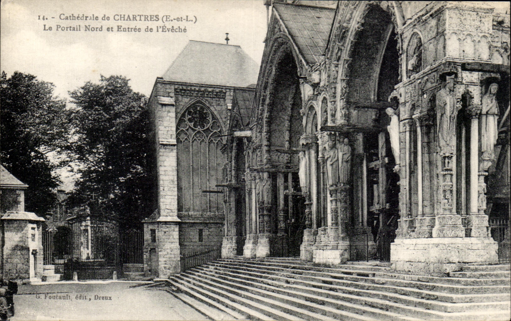 CPA Cathedrale de Chartres Le Portail Nord et Entree de l Eveche
