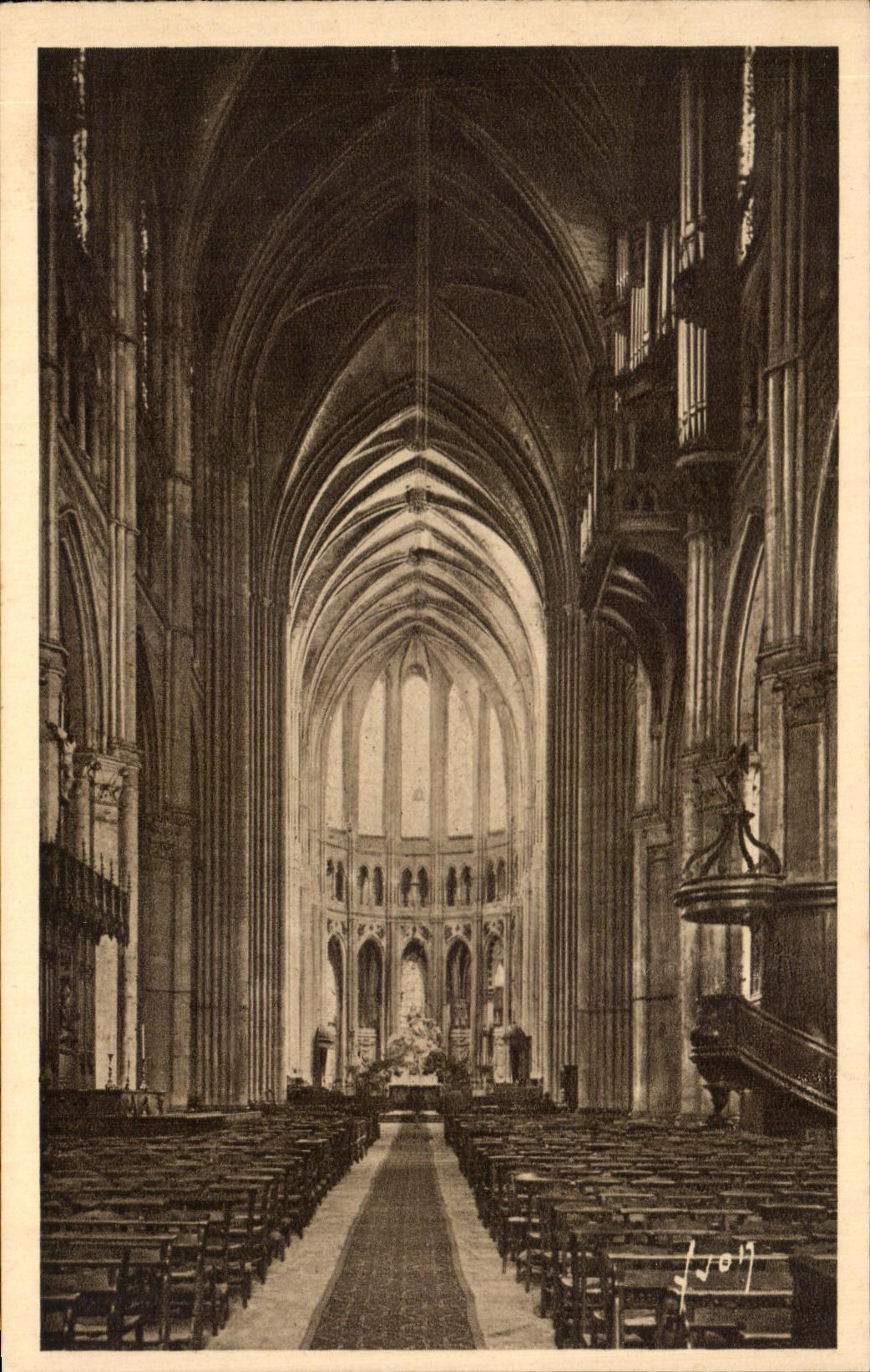 CPA Cathedrale de Chartres Interieur de la Cathedrale La Nef et le Choeur