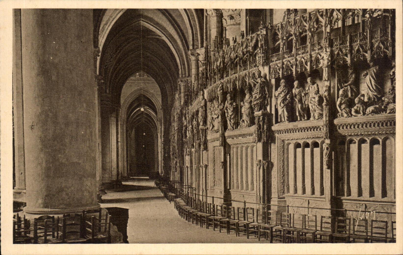 CPA Cathedral of Chartres Interior of the Cathedral Deambulatoire