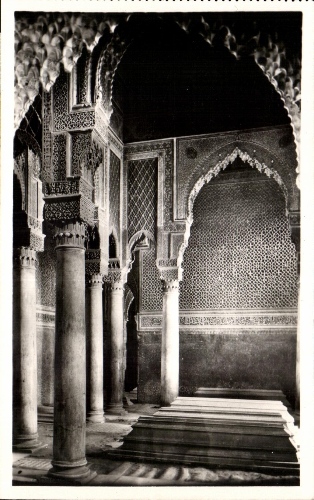 CPA Marrakech Interieur des Tombeaux Saadiens