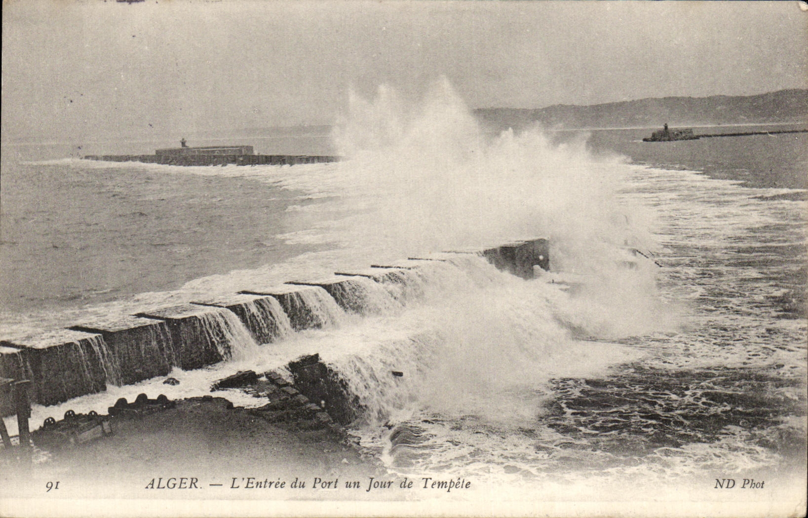 Entrada de CPA Argel del un dia portuario de tormenta