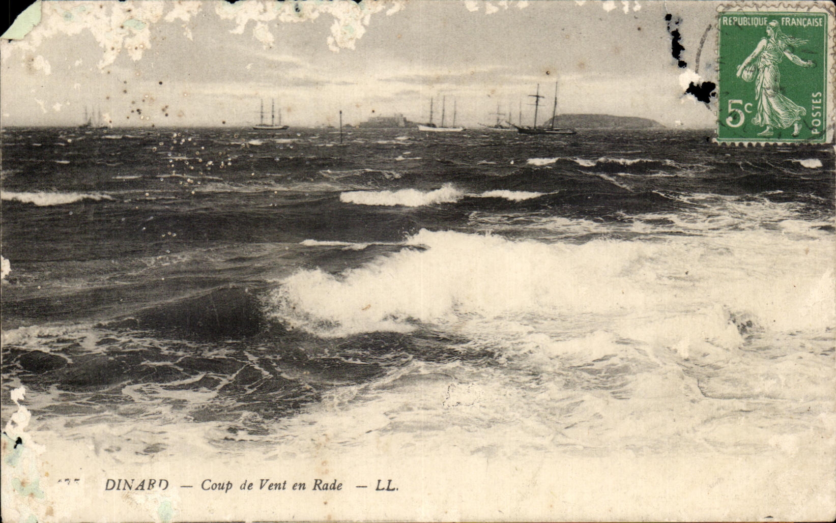 CPA Dinard Coup de Vent en Rade Bateau