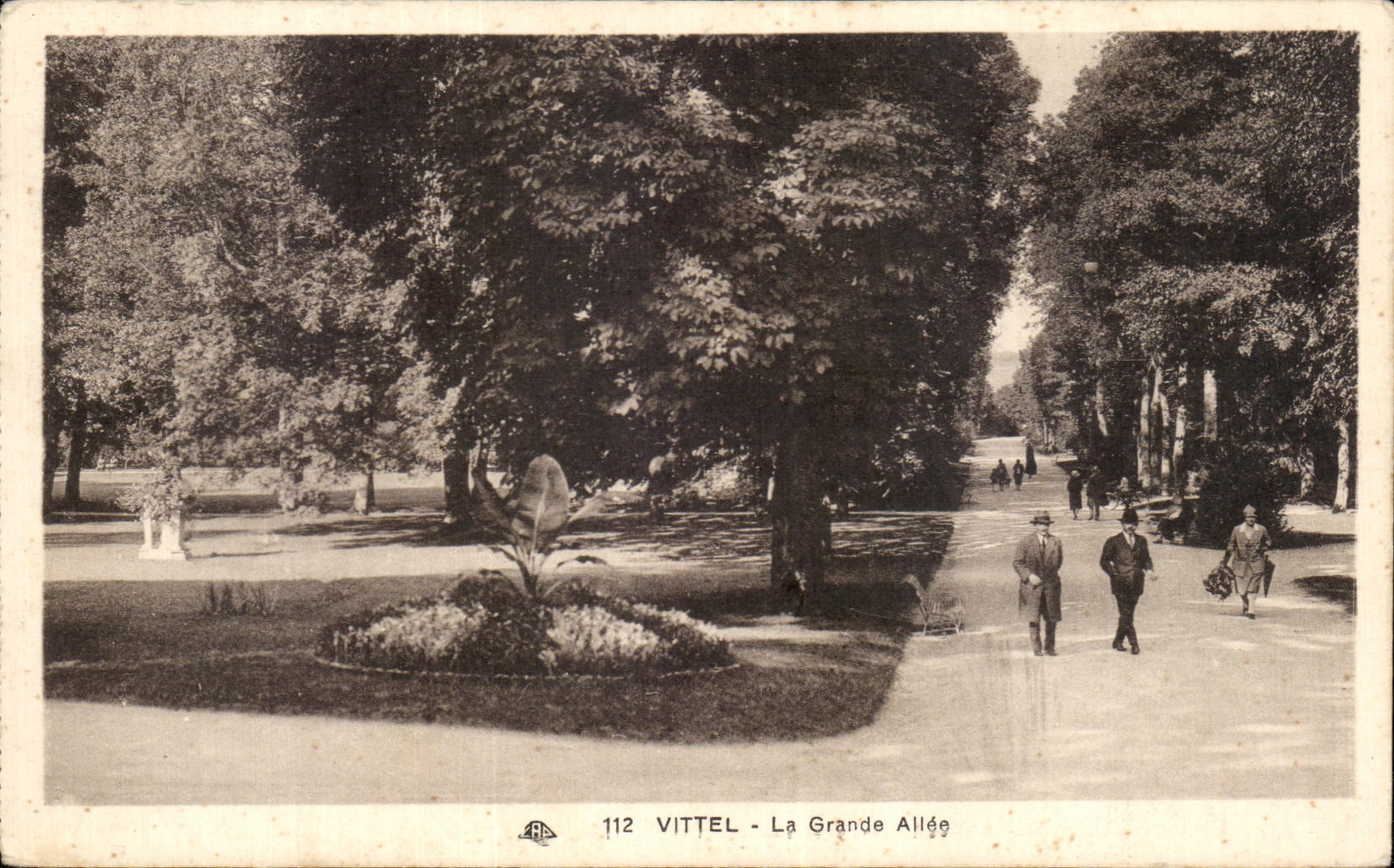 CPA Vittel the Large one Allee