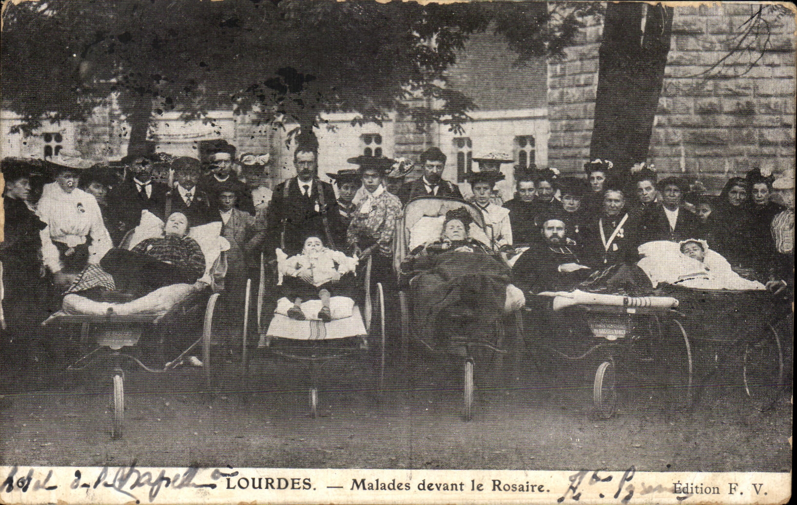 CPA Lourdes Malades devant le Rosaire