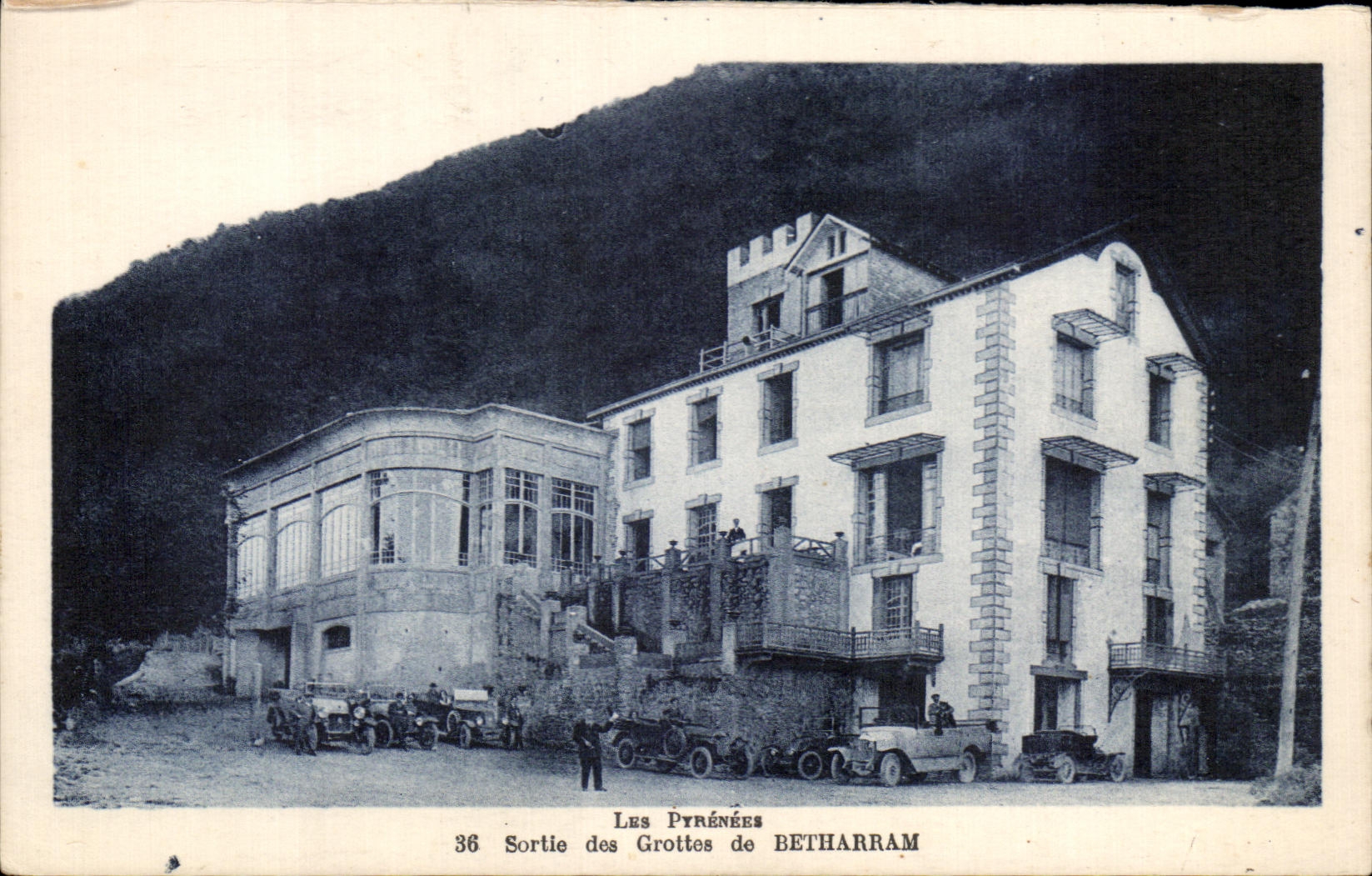 CPA Les Pyrenees Sortie des Grottes de Betharram Automobile