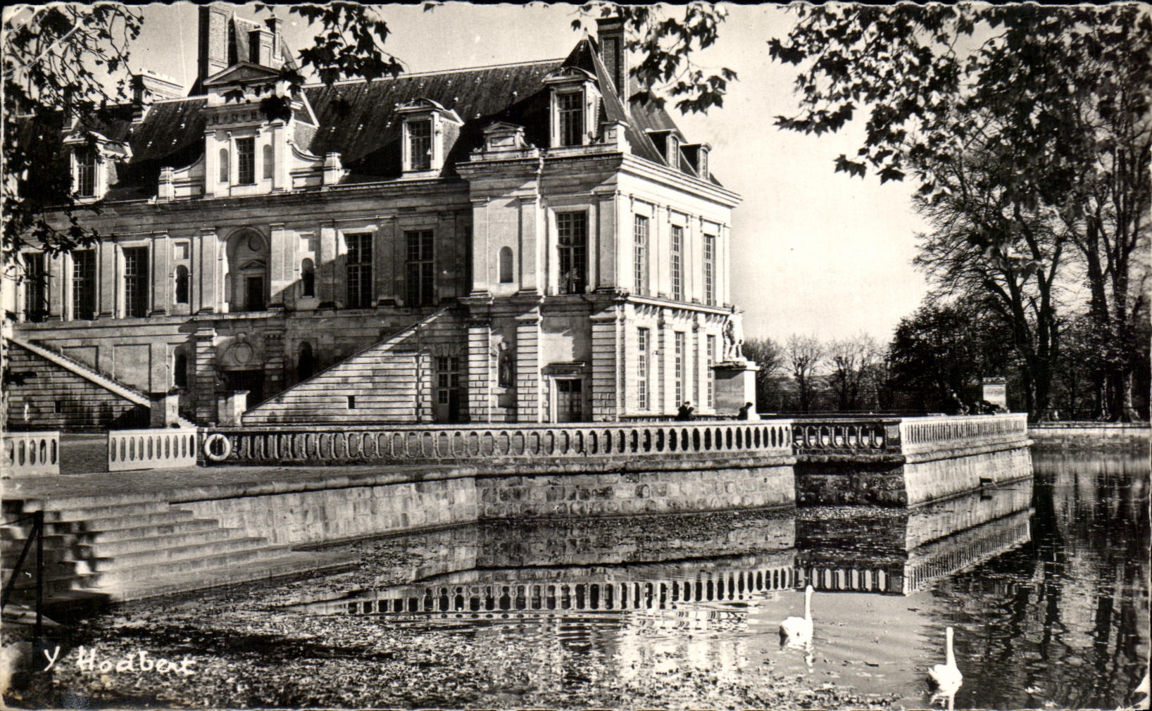 CPA Fontainebleau Le Palais L aile de l ancienne comedie et la cour de la fontaine baignee par l etang des carpes