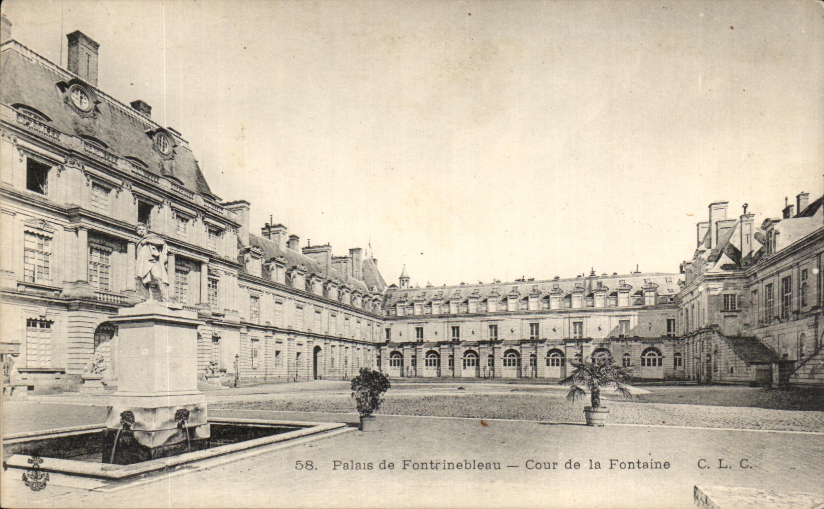 CPA Palais de Fontainebleau Cour de la Fontaine