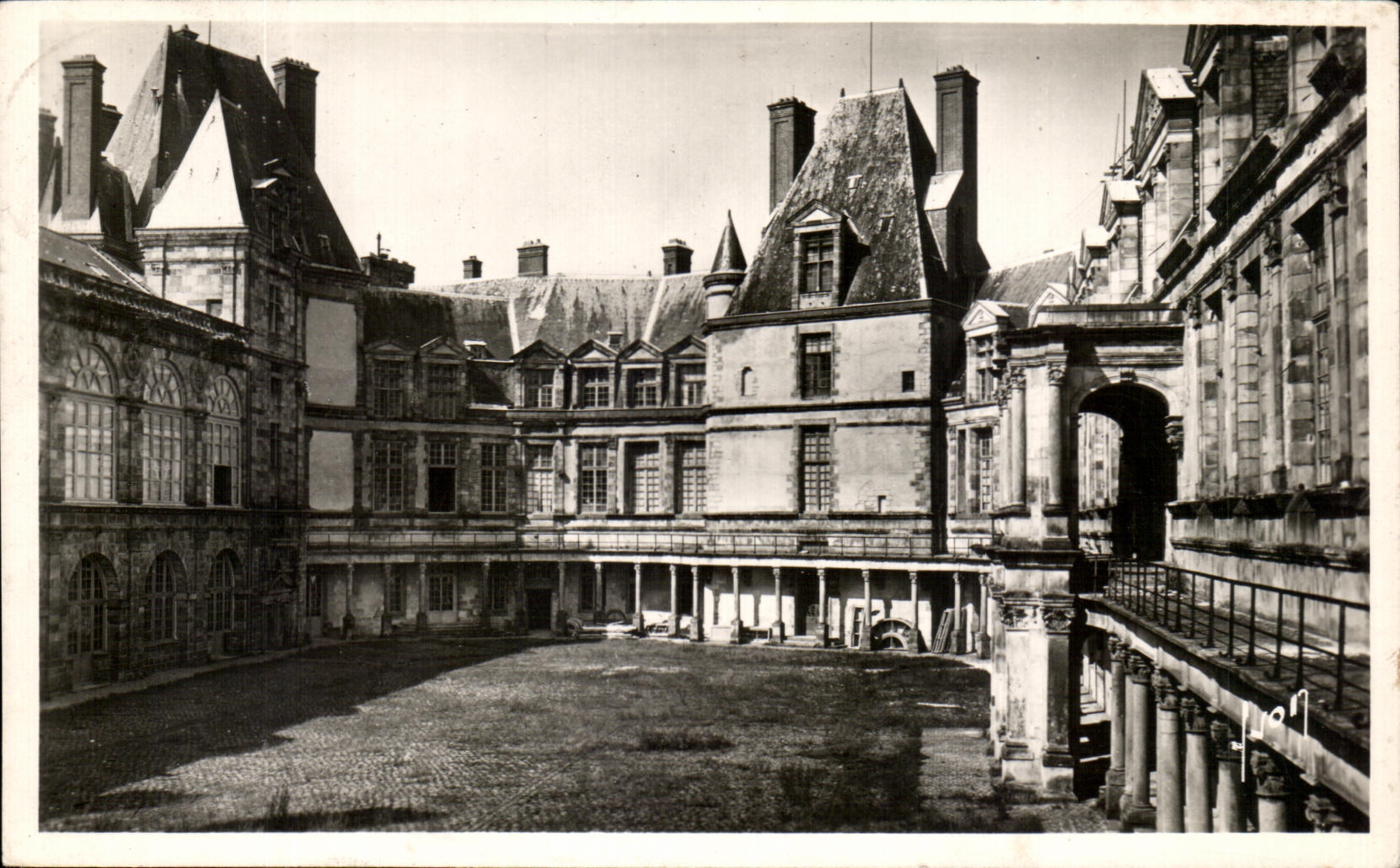 CPA Fontainebleau Le Palais Cour ovale vue du Pavillon St Louis