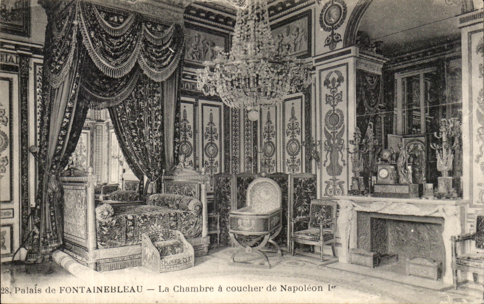 CPA Palais de Fontainebleau La Chambre a Coucher de Napoleon 1er