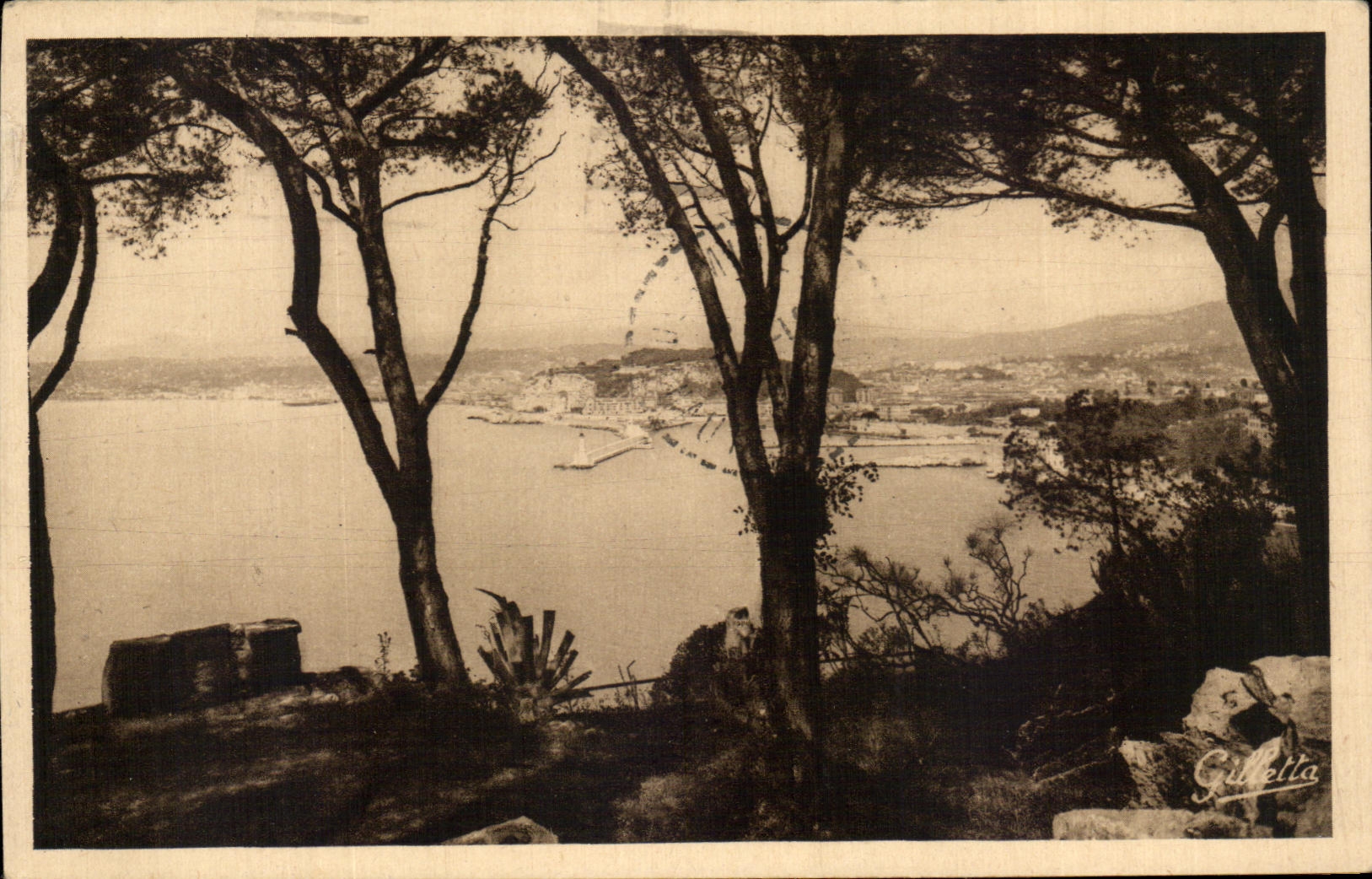 Niza de CPA vista entre los pinos