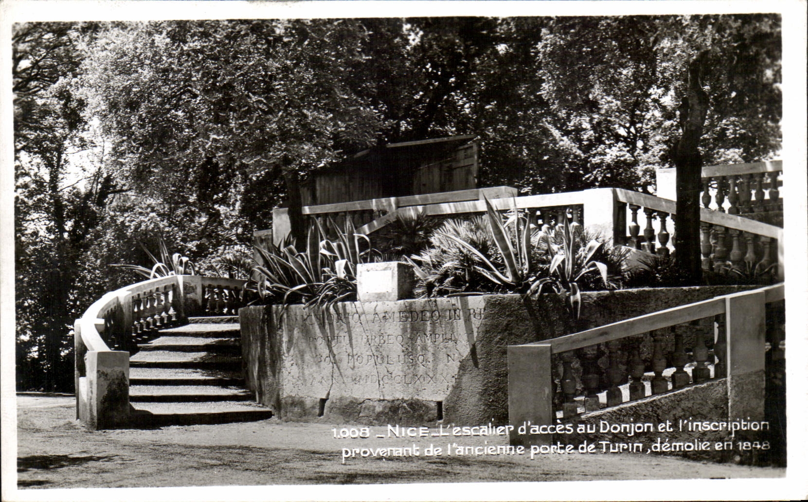 CPA Nice L escalier d acces au donjon et l inscription provenant de l ancienne porte de Turin demolie en 1848