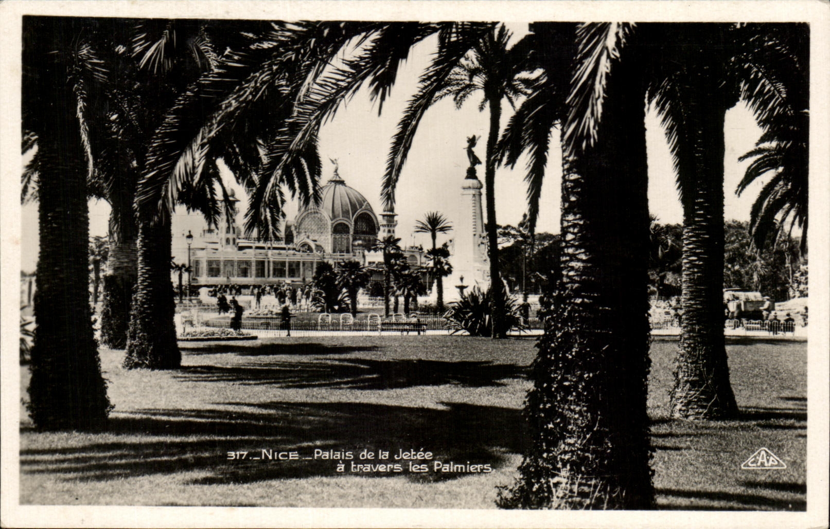 Paladar de CPA Niza del embarcadero a traves de las palmeras