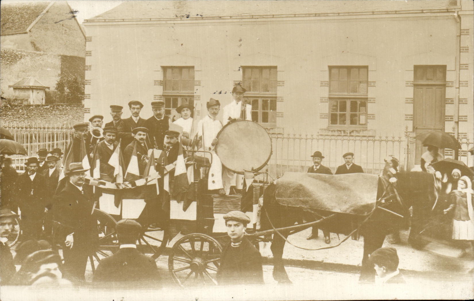 Real photo Tank of musicians (nonlocalized) Horse Horse