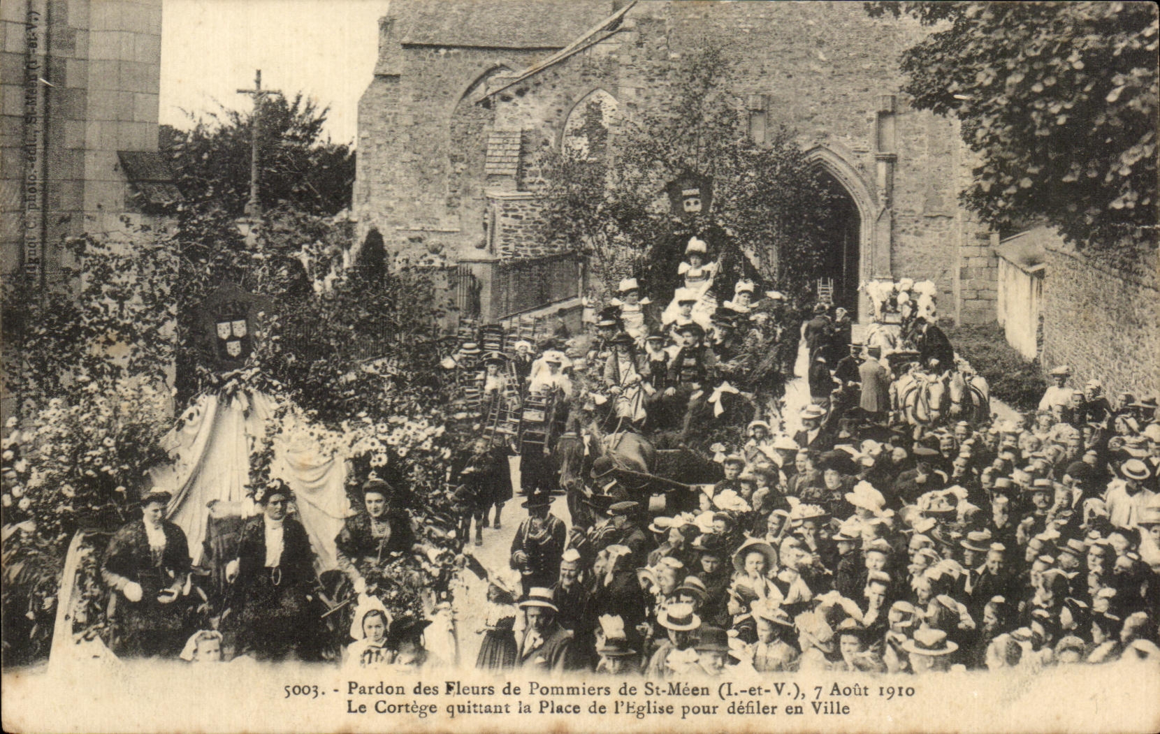 Perdon de CPA de las flores de los manzanos De St Meen agosto la procesion que sale del lugar de la iglesia para enmaranar hacia el centro de la ciudad