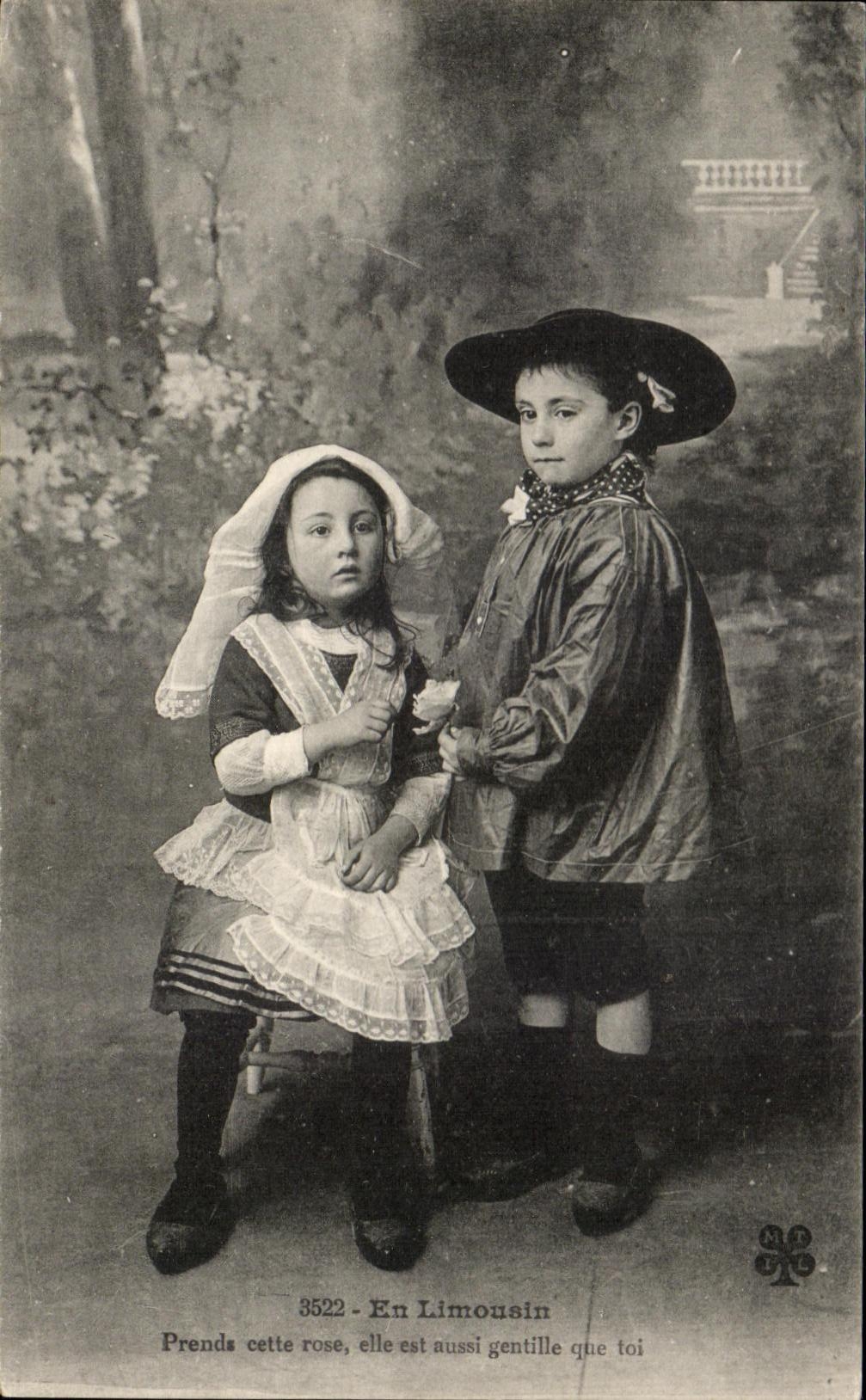 CPA In the Limousin Prends this pink it is as nice as you Enfants Folklore Costume