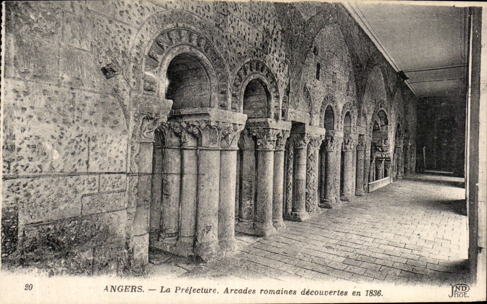 CPA Angers La Prefecture Arcades romaines decouvertes en