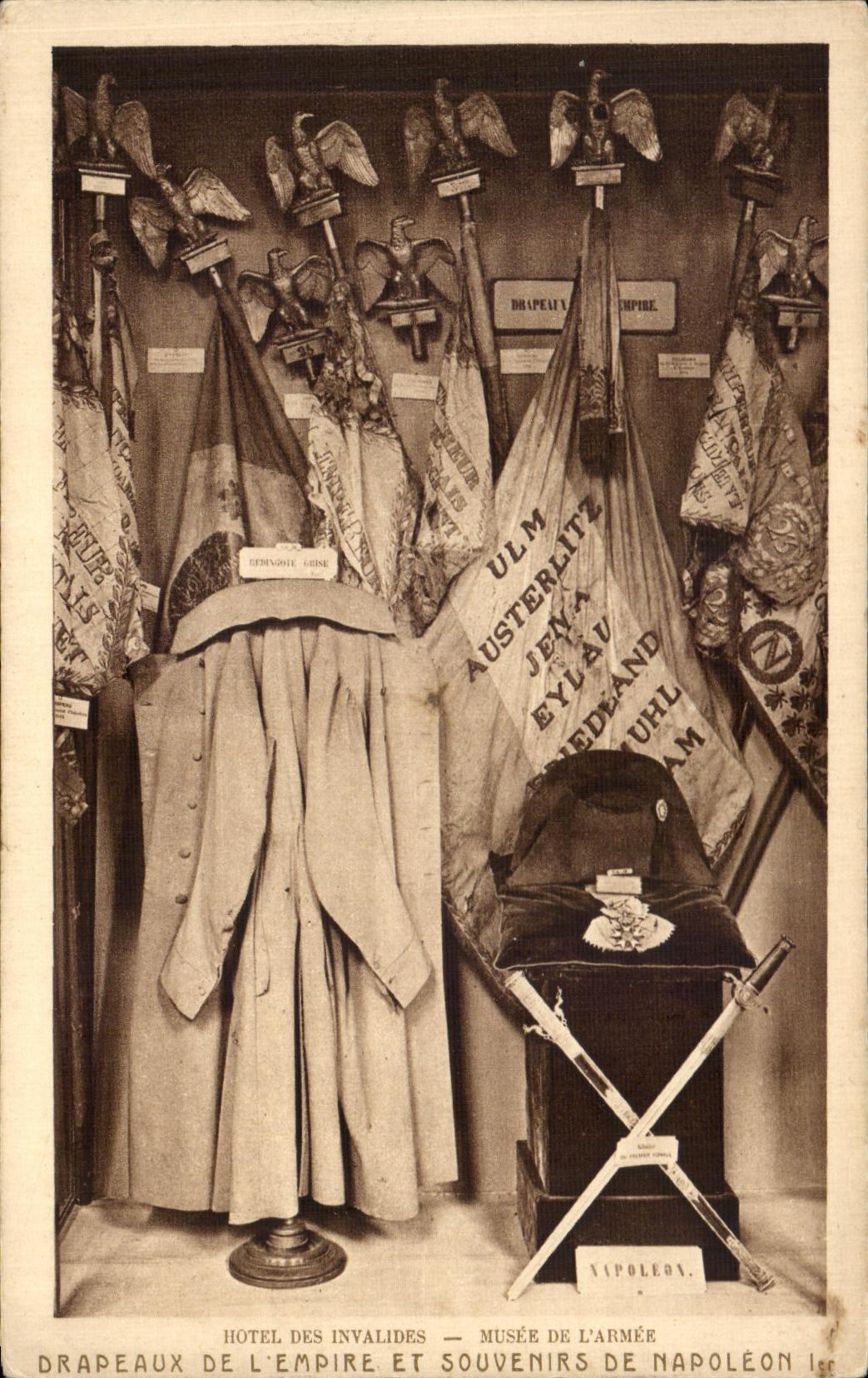 CPA Paris Hotel of Invalides the Museum of armed Flags with elpire and memories of Napoleon 1st