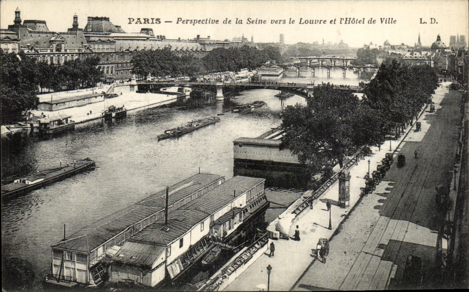 CPA Paris View of the Seine towards the Louvre and I Town hall Barges