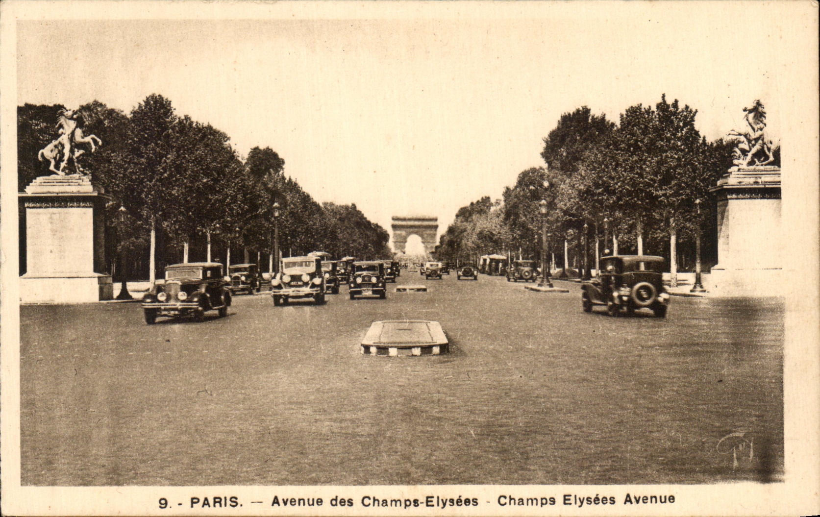 CPA Paris Avenue des Champs Elysees Champs Elysees Arc de Triomphe