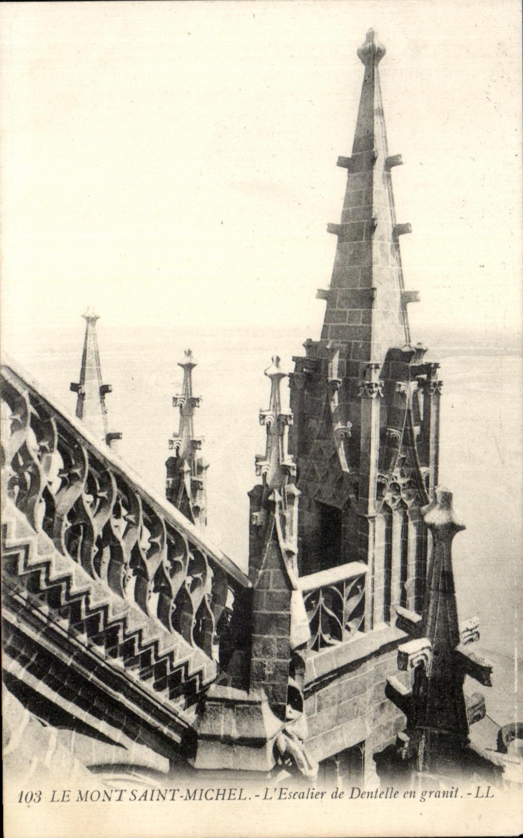 CPA Le Mont Saint Michel L Escalier de Dentelle en granit