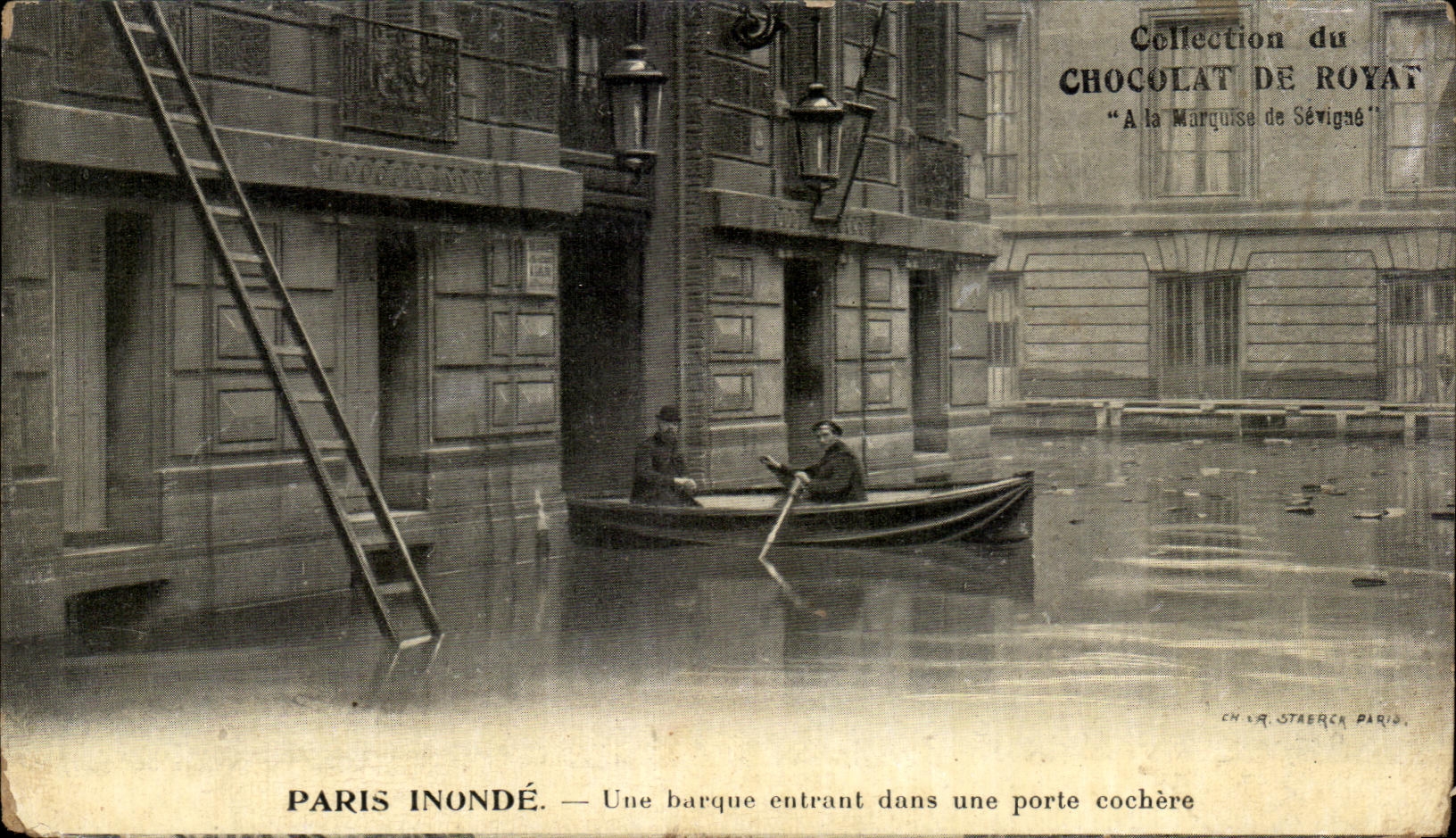 CPA Collection of the Chocolate De Royat Paris Floods a Boat entering a Gate cochere Inondations 1910