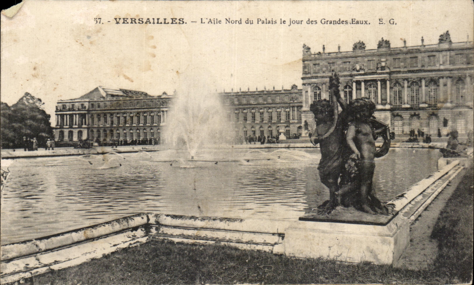 CPA Versailles L Aile Nord du Palais le jour des Grandes Eaux