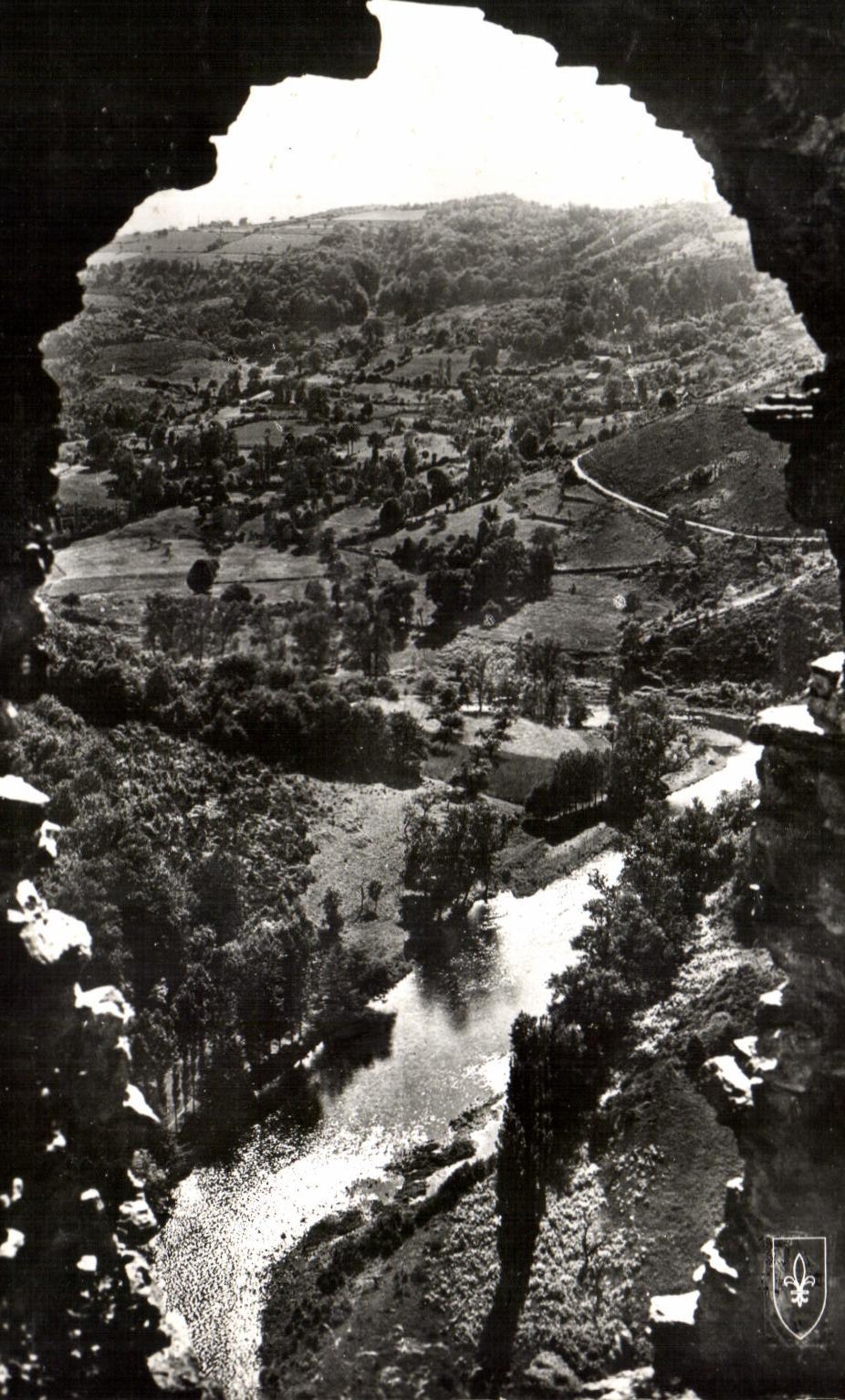 CPA La Vallee Pittoresque De La Sioule Regard sur la Vallee Par une