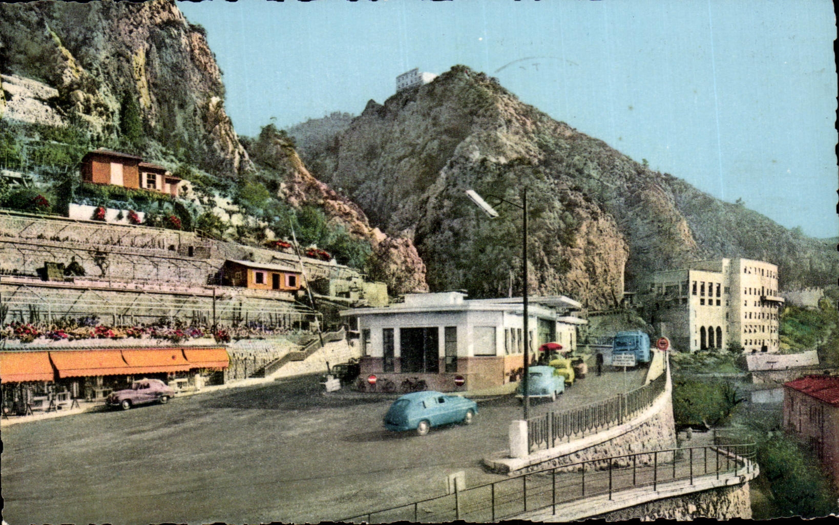 CPA Menton La Frontiere Franco italienne et le chateau Grimaldi