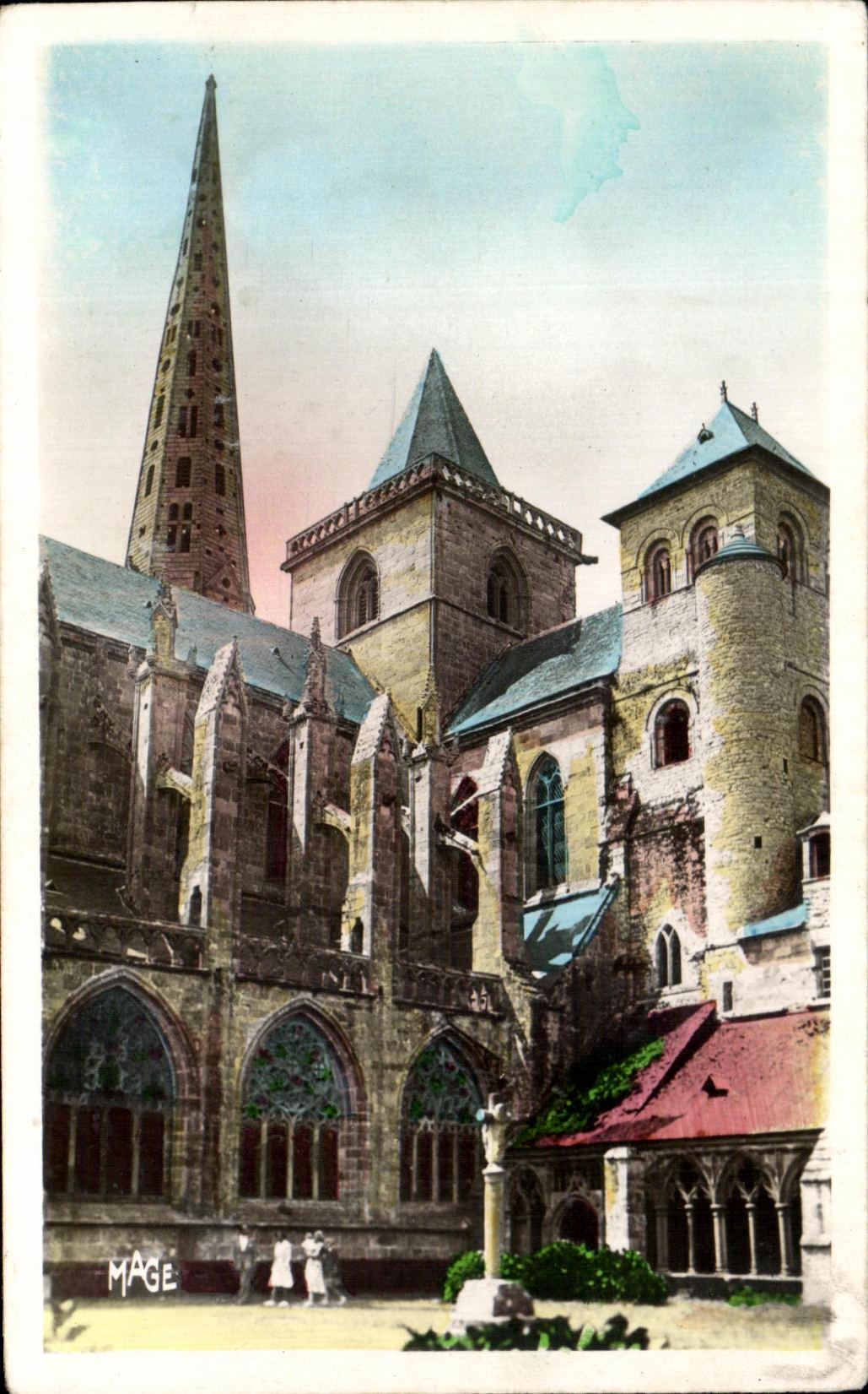 CPA Treguier La Tour d Hastings Le Cloitre et la Fleche de la Cathedrale