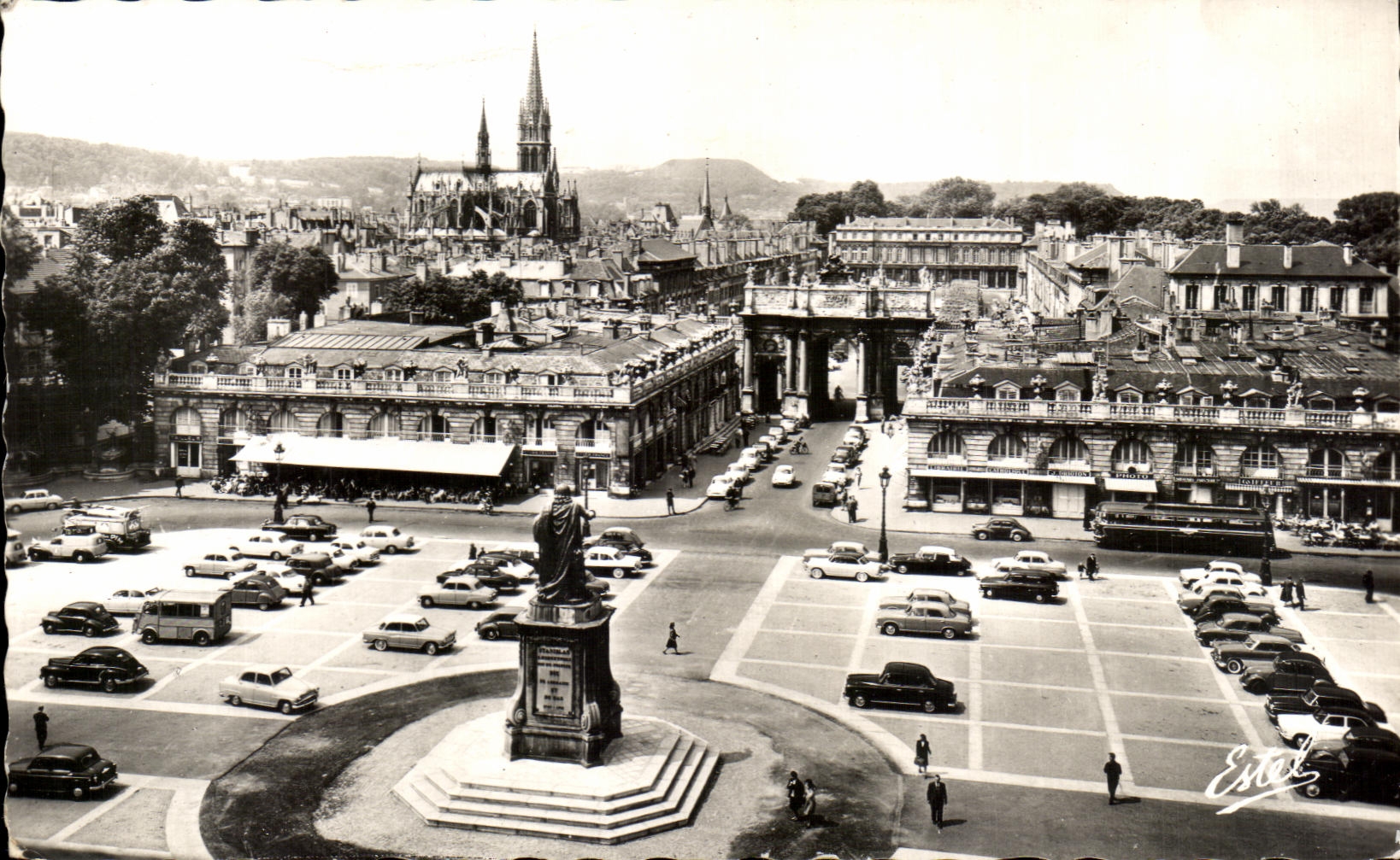 CPA Nancy Place Stanislas L Are de Triomphe et l eglise Saint Epvre